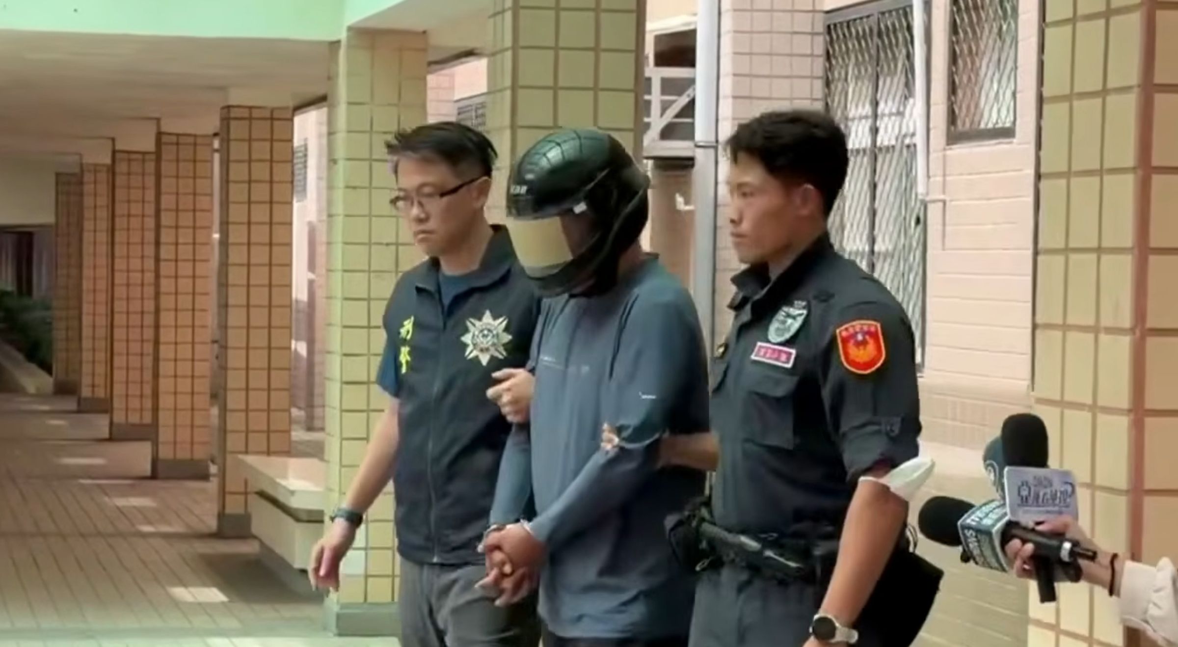 在機場挾持實習生的蔡姓男子遭裁定羈押禁見。(鏡新聞)
