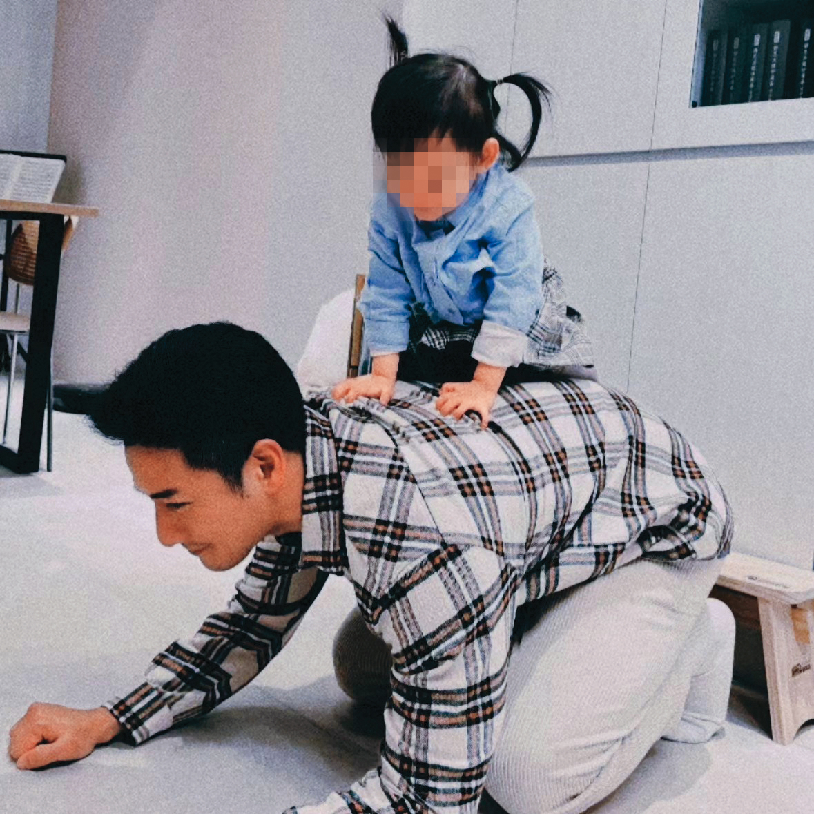 和陳天仁離婚後,週末都是由周孝安負責照顧女兒。(翻攝自周孝安臉書)
