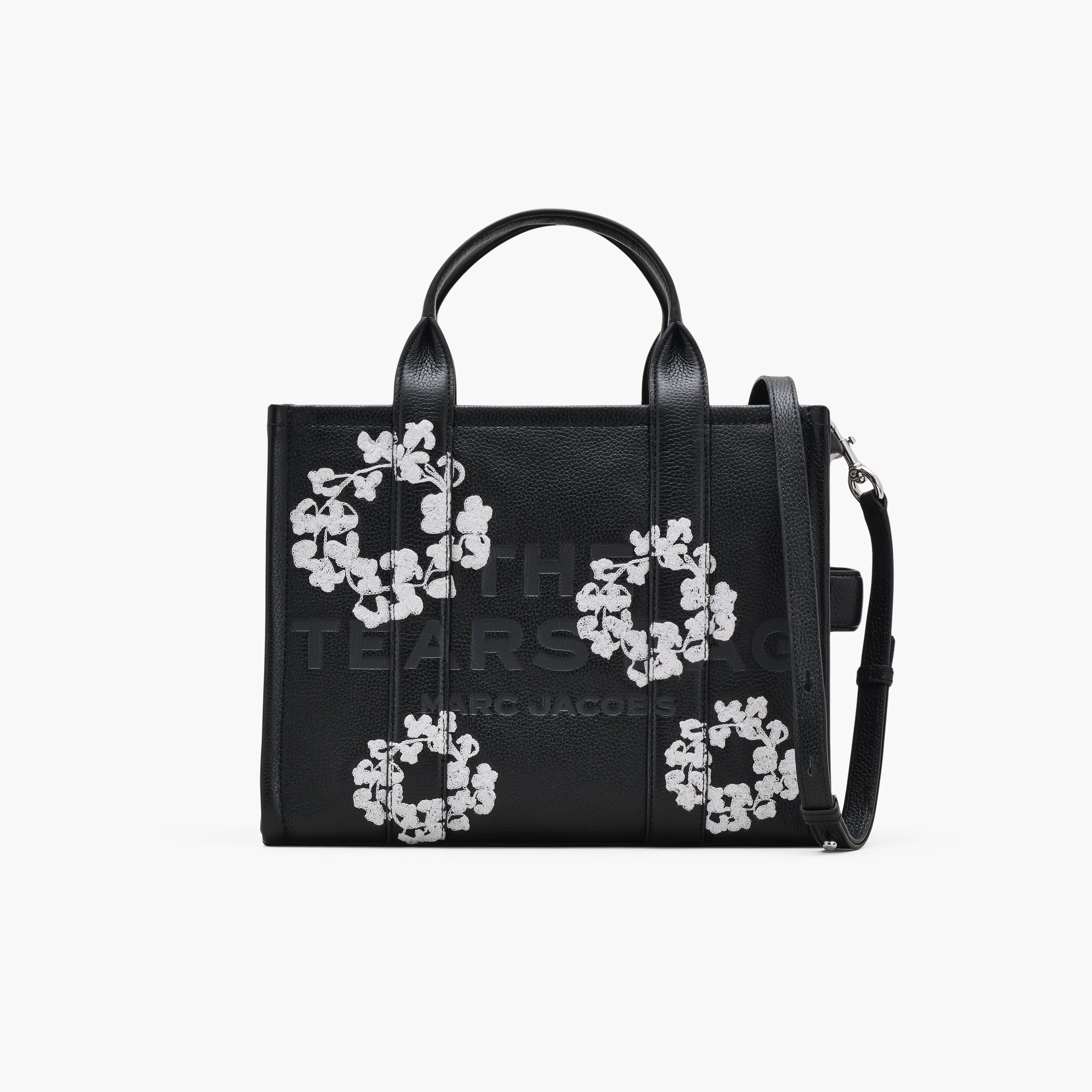 MARC JACOBS  X  DENIM TEARS 40週年聯名托特包（中號）。NT$21,800（美之心提供）