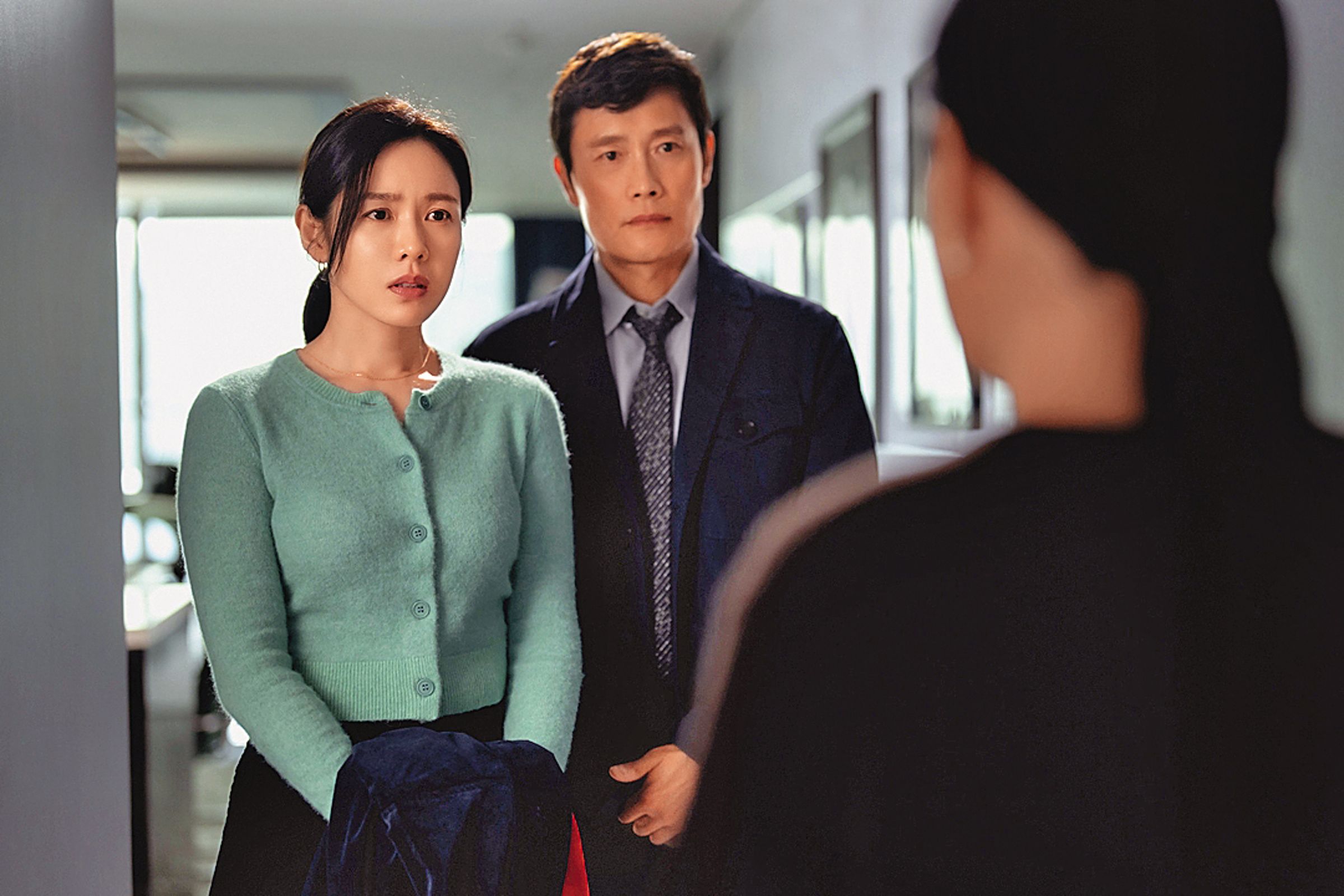 李炳憲與孫藝珍飾演一對夫妻,老公遭裁員,為了保住孩子妻子與房子,他踏上一條不歸路。(龍祥提供)
