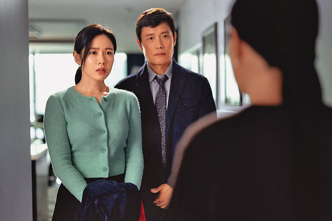 李炳憲與孫藝珍飾演一對夫妻，老公遭裁員，為了保住孩子妻子與房子，他踏上一條不歸路。（龍祥提供）