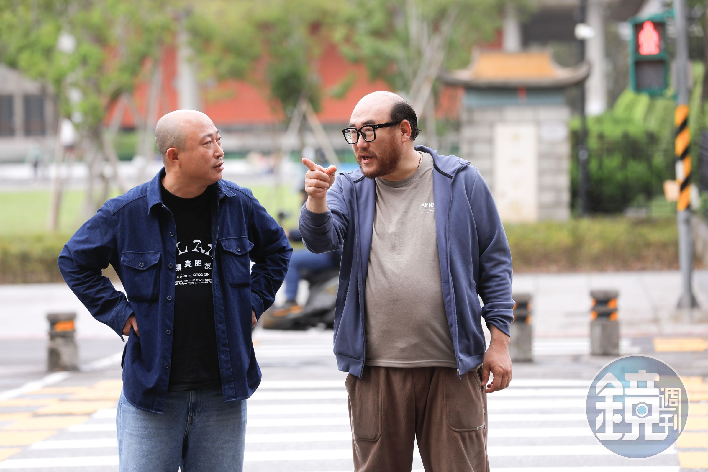 導演耿軍（左）與長期合作的演員薛寶鶴（右），私底下都會以「漂亮」稱讚對方，因此電影取名《漂亮朋友》。