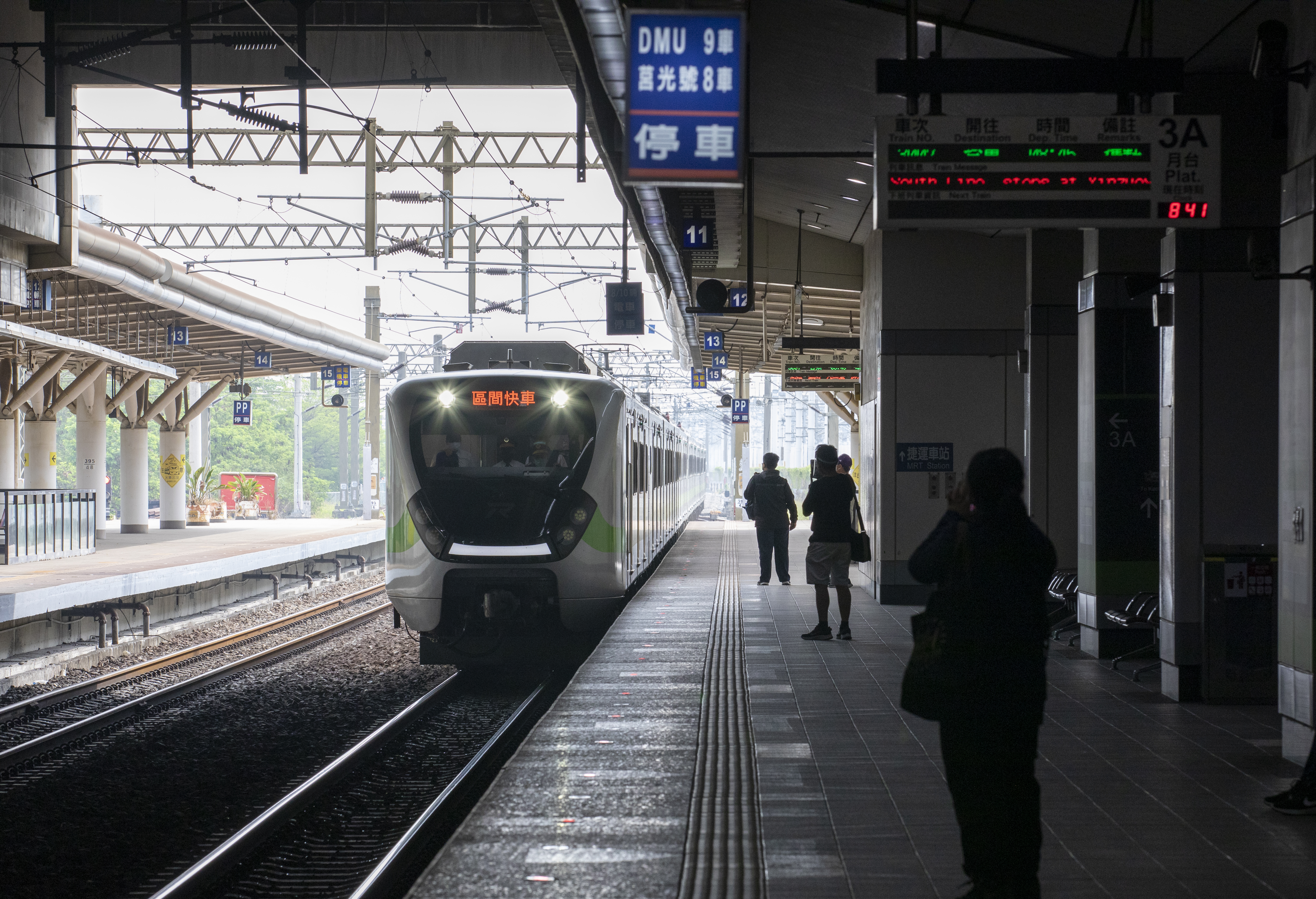 5時25分起，因受豪大雨影響，永康到岡山間部分車站水淹軌面，為確保行車安全，永康至岡山間雙線暫時停止行車。（本刊資料照）