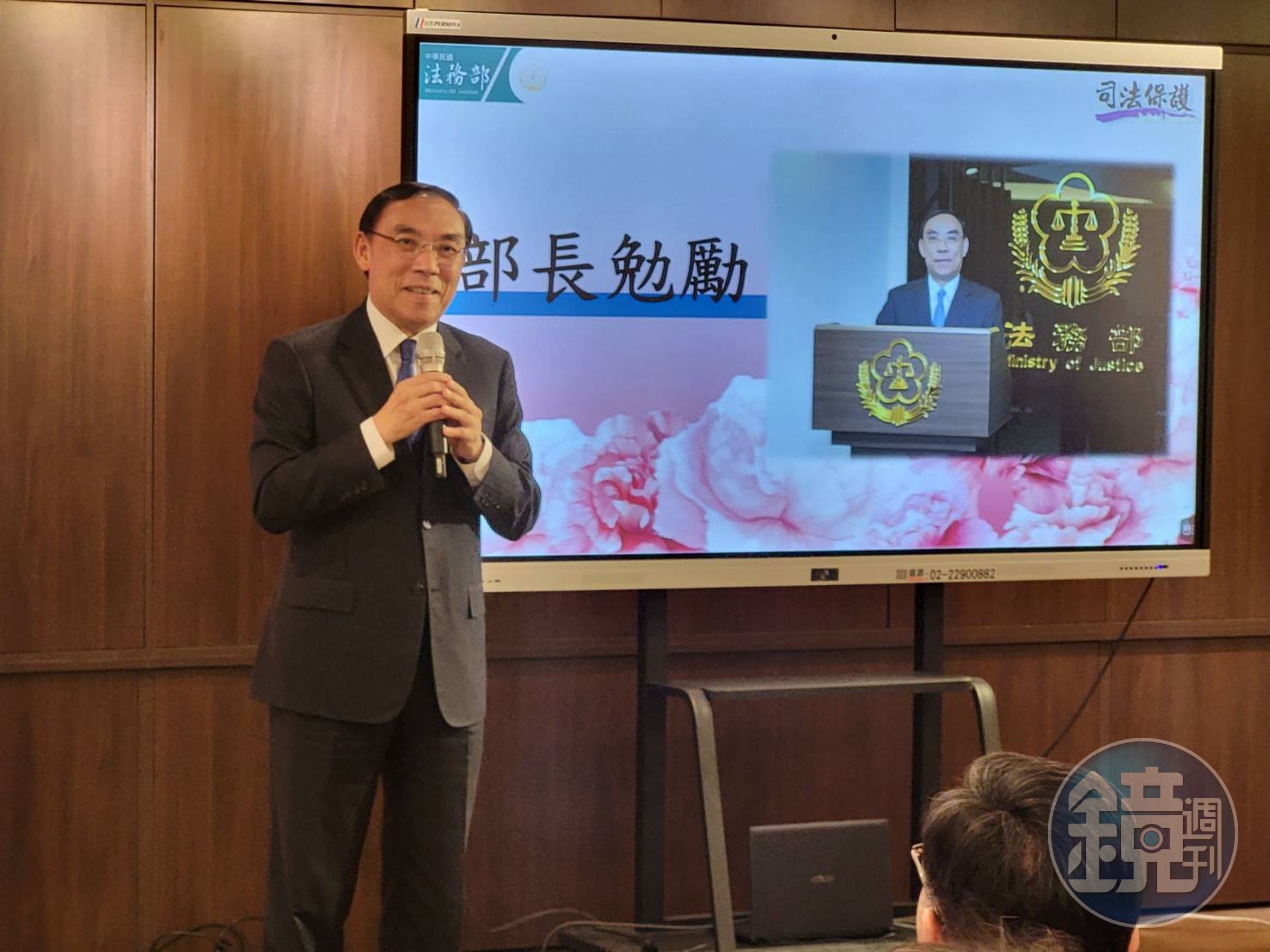 法務部今天辦理司法保護母愛楷模表揚活動，由部長蔡清祥表揚這些媽媽們的溫柔堅毅，並傳達法務部與媽媽們一起攜手為司法保護工作而努力。