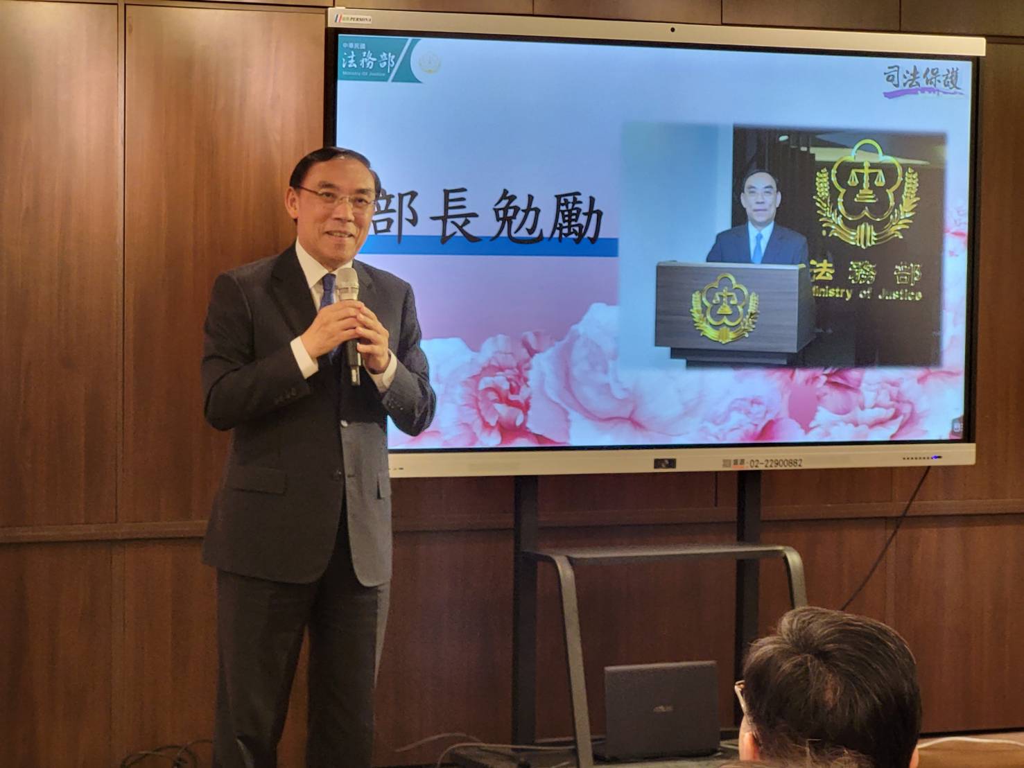 法務部今天辦理司法保護母愛楷模表揚活動，由部長蔡清祥表揚這些媽媽們的溫柔堅毅，並傳達法務部與媽媽們一起攜手為司法保護工作而努力。