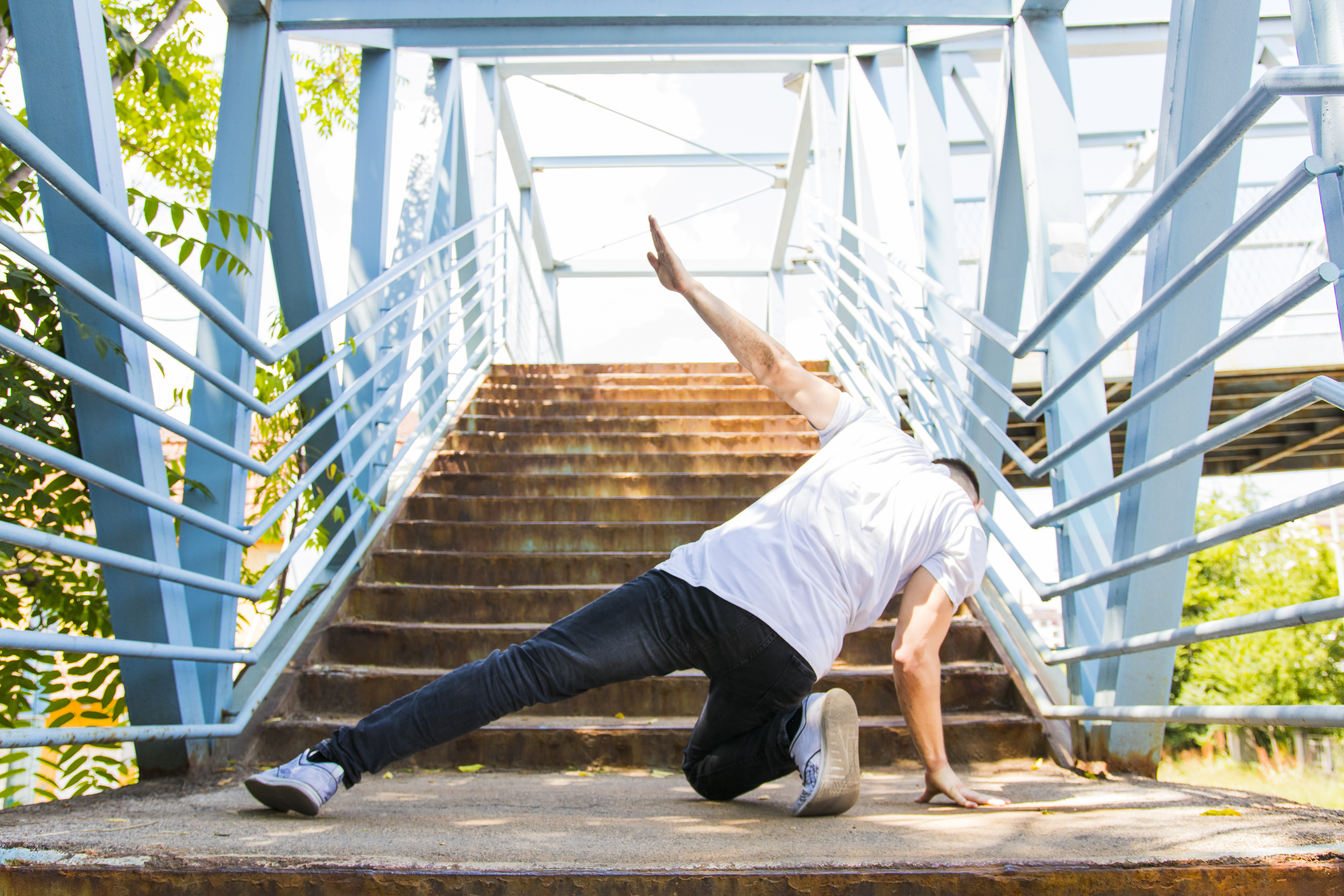 我國觀光客遭日男推倒在地，原因不明。（示意圖，翻攝freepik圖庫）