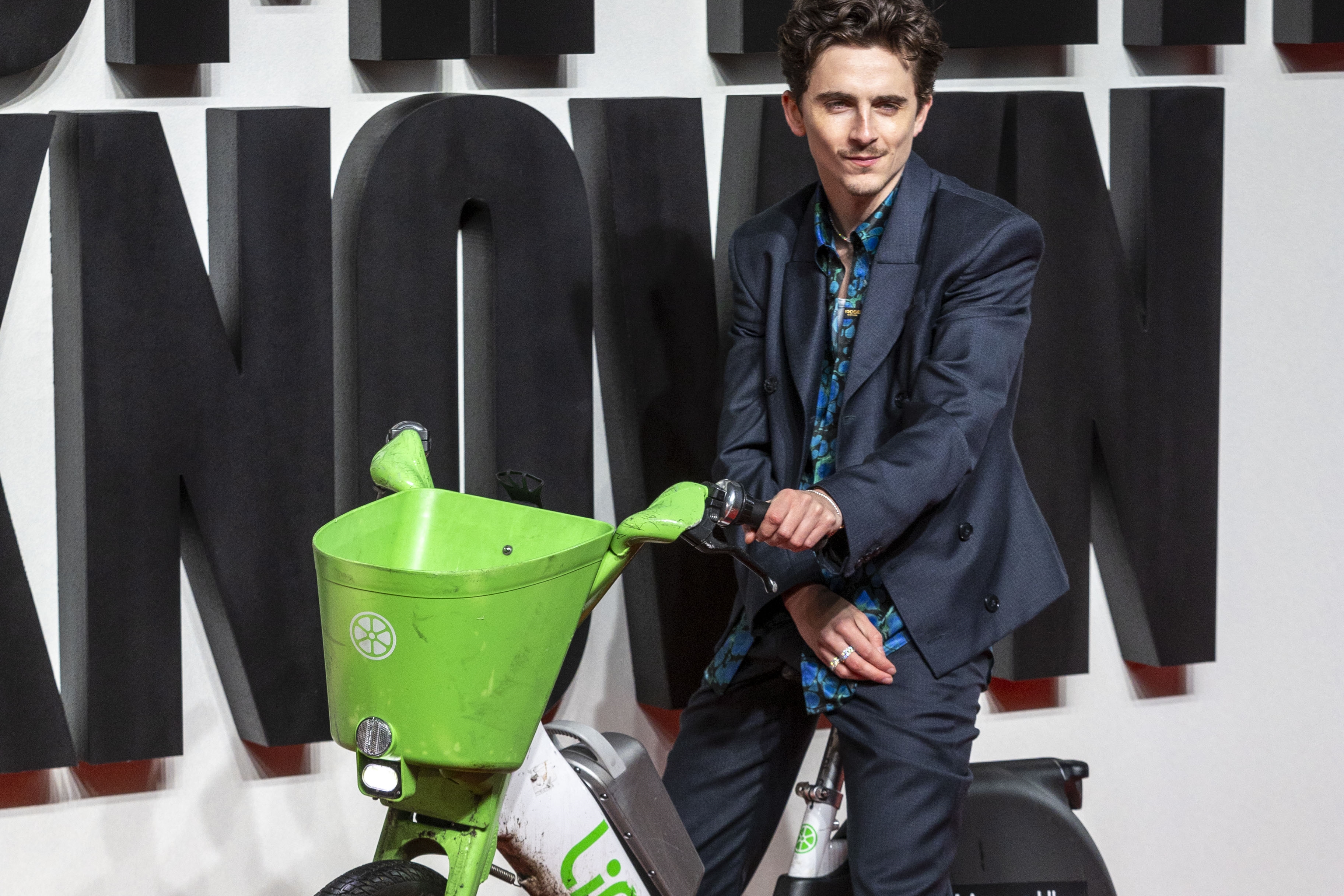 提摩西夏勒梅騎共享單車出席電影《巴布狄倫：搖滾詩人》倫敦首映，意外地把單車變時髦了，但因為亂停車也被罰款。（東方IC）