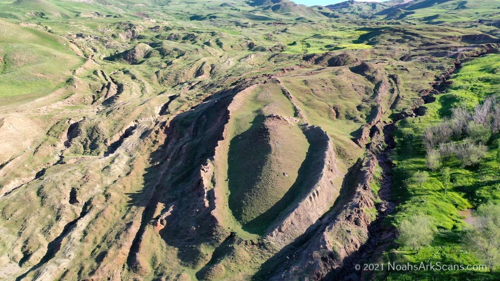 科學家表示，一個大型船形地質構造可能是挪亞方舟的遺跡，因為最新證據顯示，該地區在約5,000年前曾經發生洪水。（翻攝https://noahsarkscans.com）