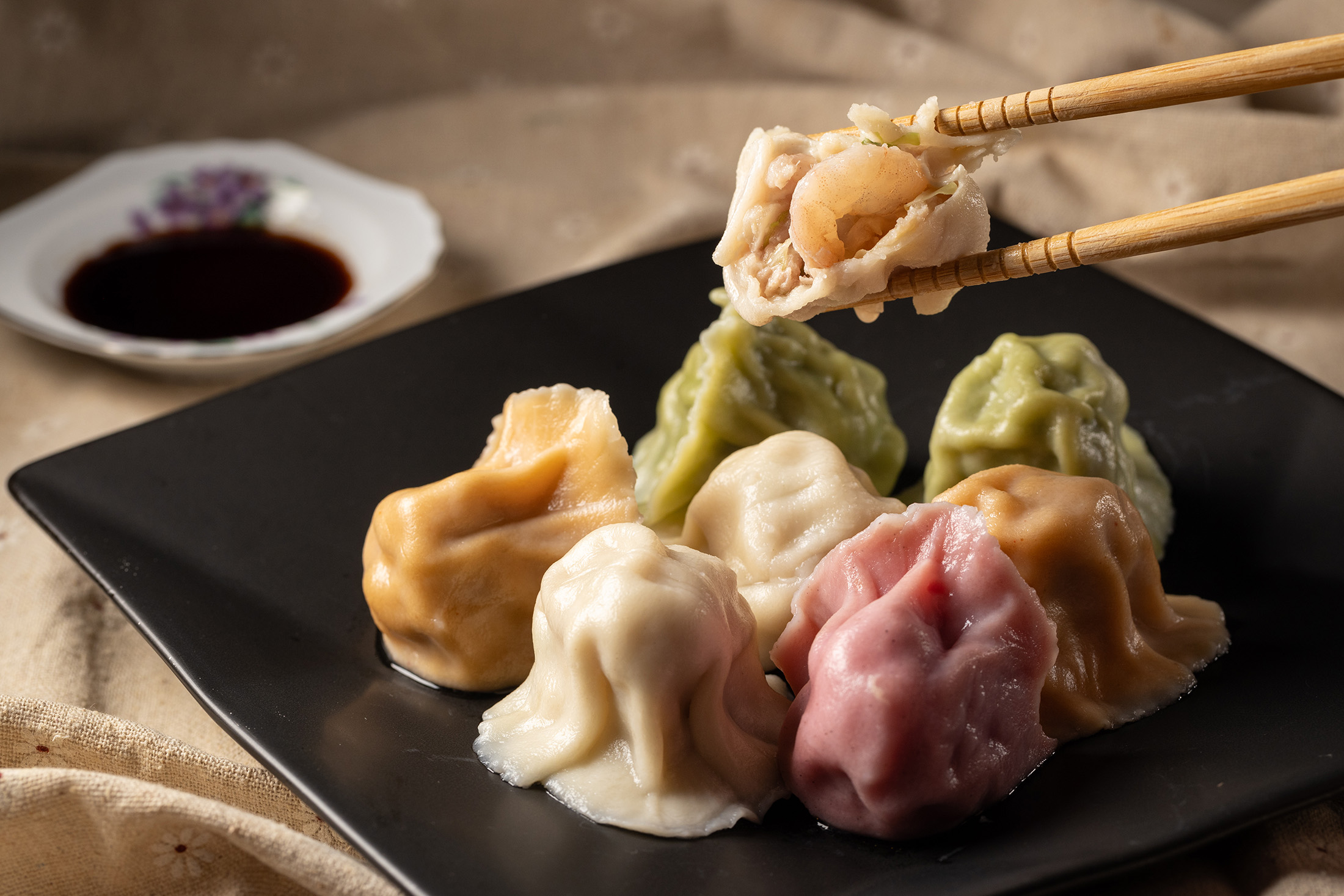 從內餡到餃皮都由老闆手作的「彩色水餃」，能一口氣吃到高麗菜鮮蝦、泡菜、四季豆等多種口味。（60元／盤）