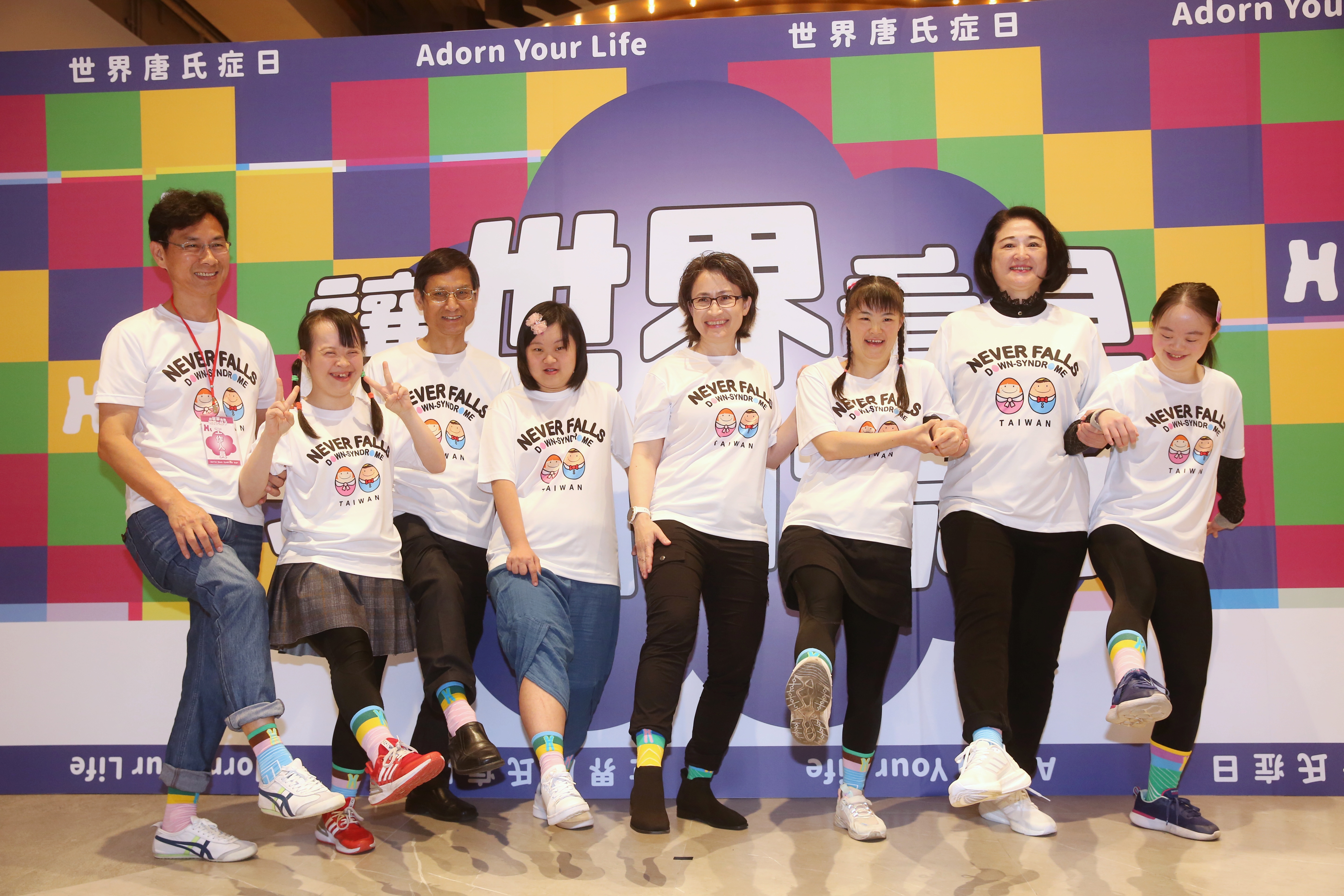 蕭美琴到裕隆城與唐寶寶們熱情互動，身為東道主的裕隆執行長嚴陳莉蓮也全程相陪。