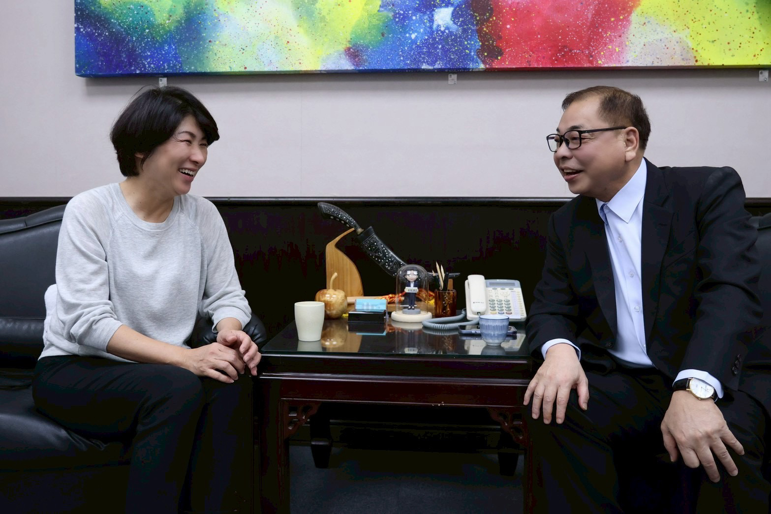 饒慶鈴與陳見賢於會談中深入討論雙城合作方向，聚焦農產、觀光及區域整合發展，互動熱絡。