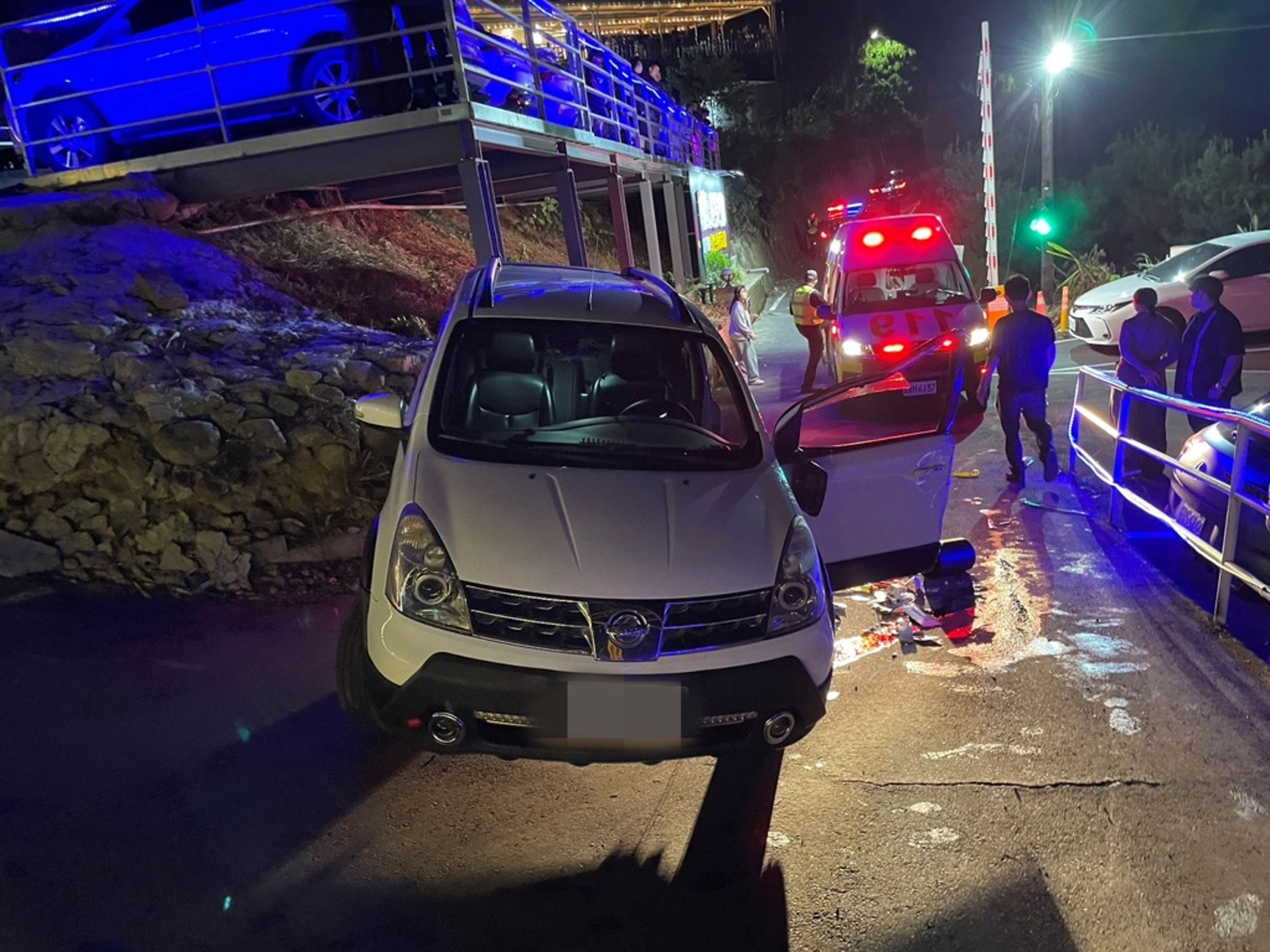 19歲施姓男子離開餐廳，在停車場倒車發現有異狀，下車查看遭翻覆車身重壓身亡。（翻攝畫面）