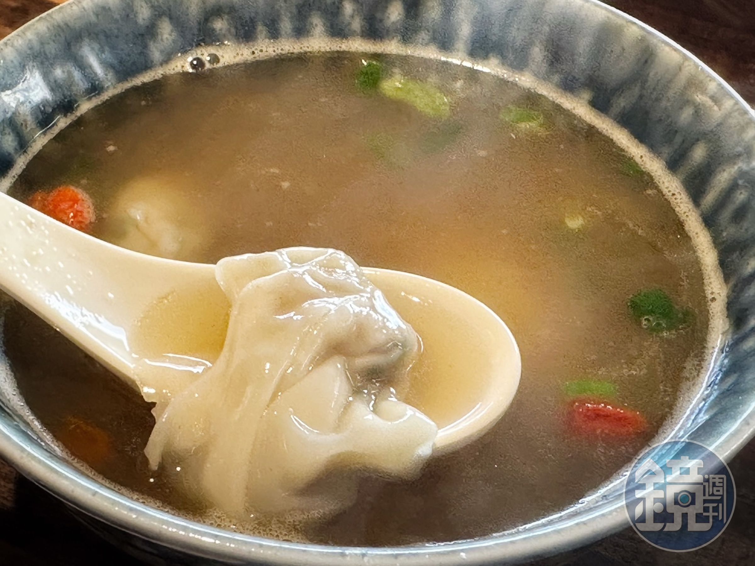 「鴨香餛蛋牛骨濃湯」推薦給完全不能吃辣、連胡椒味都無法接受的人。(69元/份)