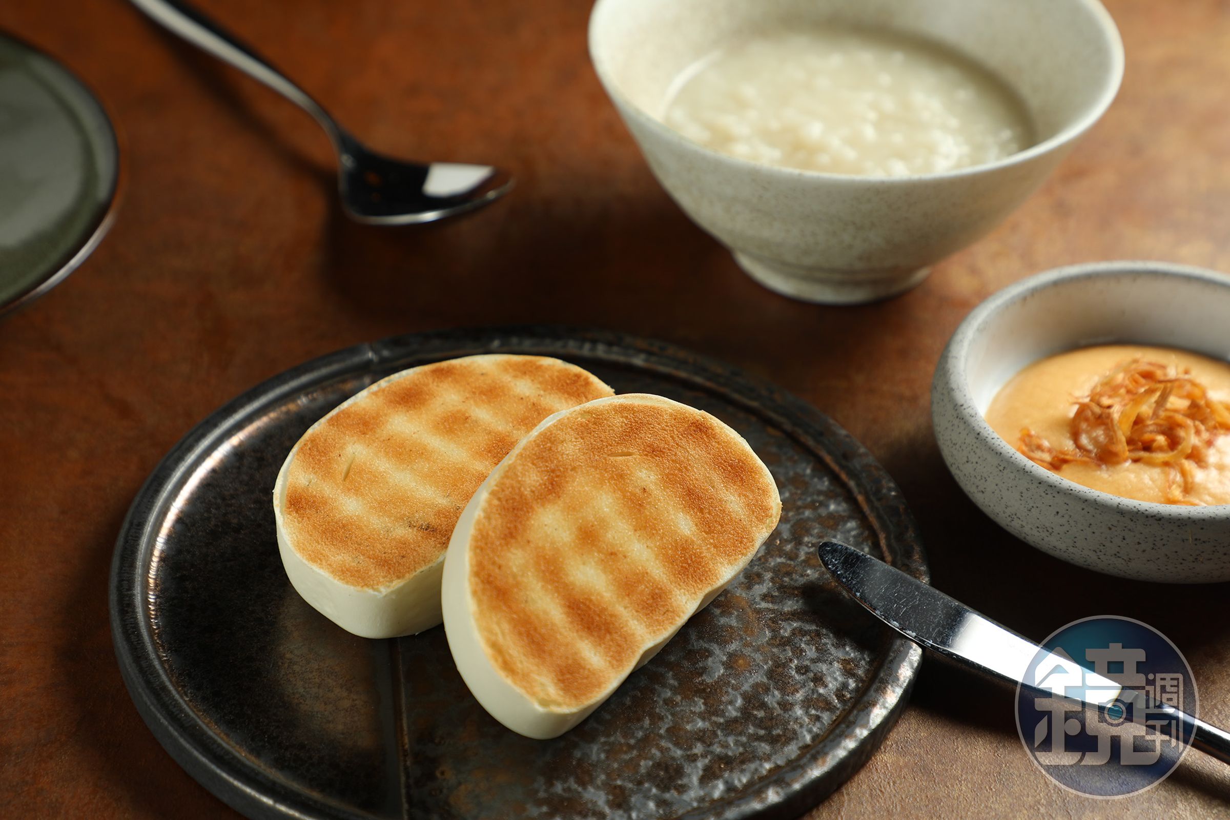 「牛奶饅頭、腐乳、發酵辣椒」這道菜餚是直火1954從開幕至今，一直保留的菜色，也是與所在地空軍三重一村的連結。（1,500元套餐菜色）