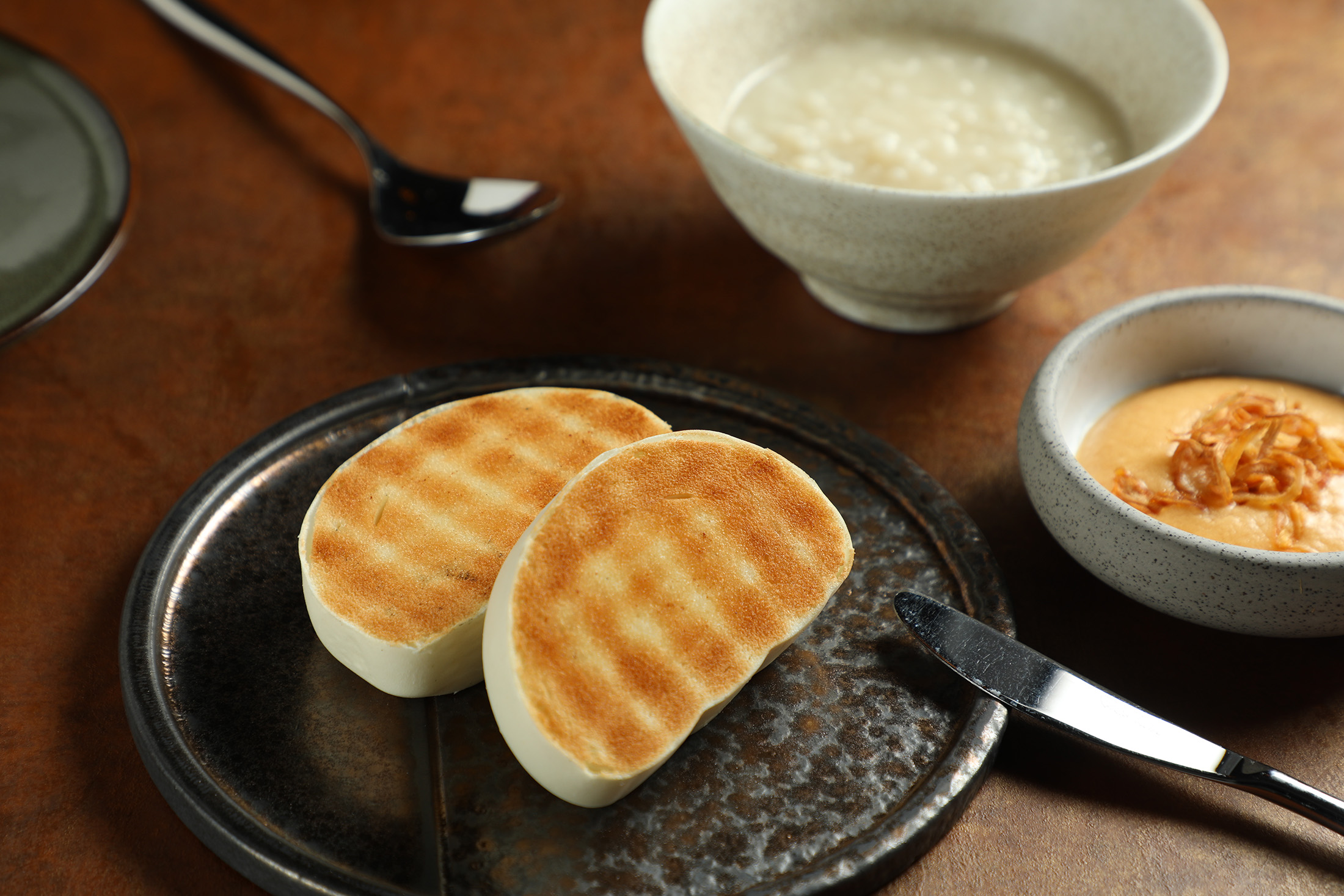 「牛奶饅頭、腐乳、發酵辣椒」這道菜餚是直火1954從開幕至今，一直保留的菜色，也是與所在地空軍三重一村的連結。（1,500元套餐菜色）