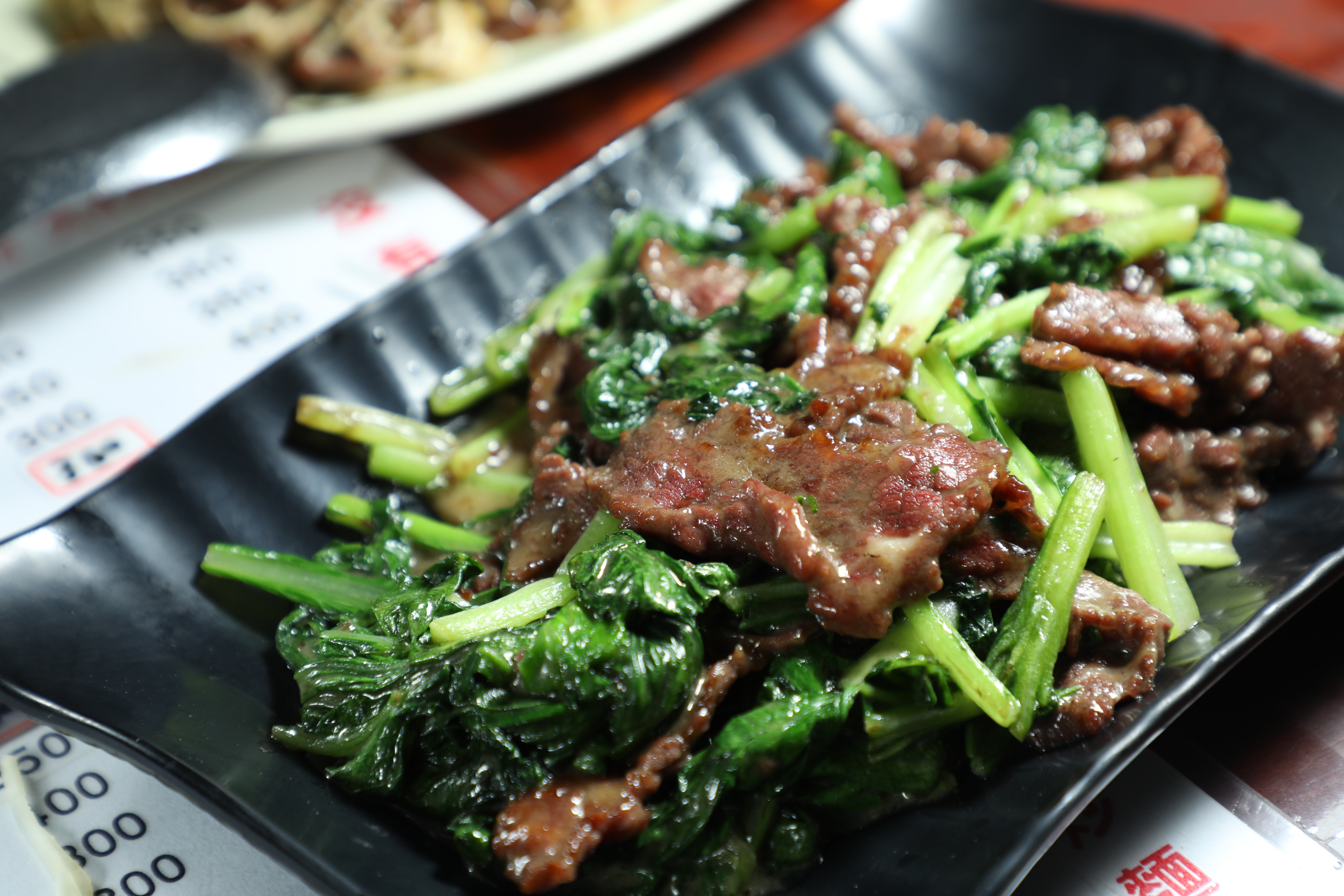 「芥蘭牛肉」表現一般。（200元／小份）