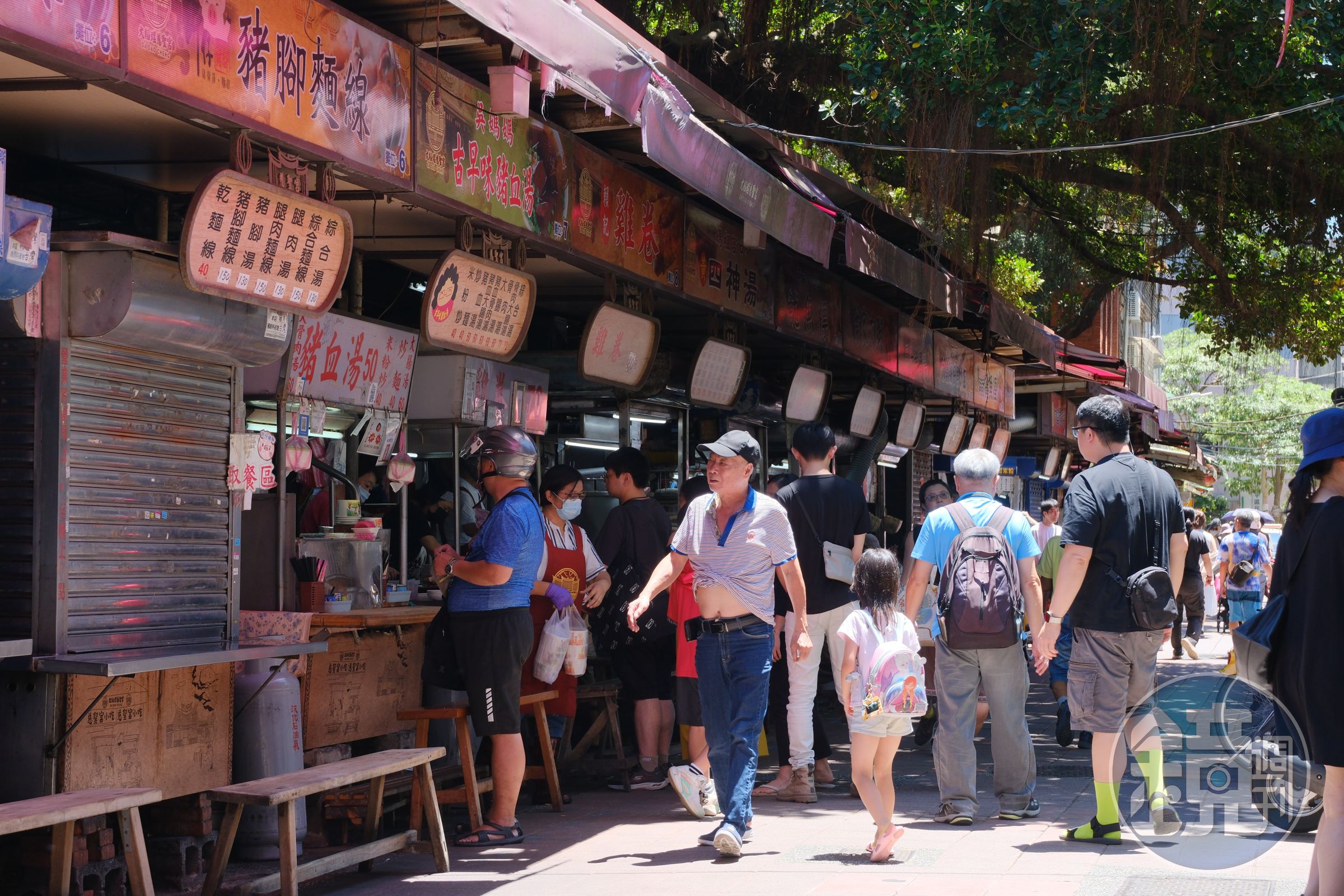 慈聖宮媽祖廟前有一整排攤位,是台北市最具特色的小吃聚集地。
