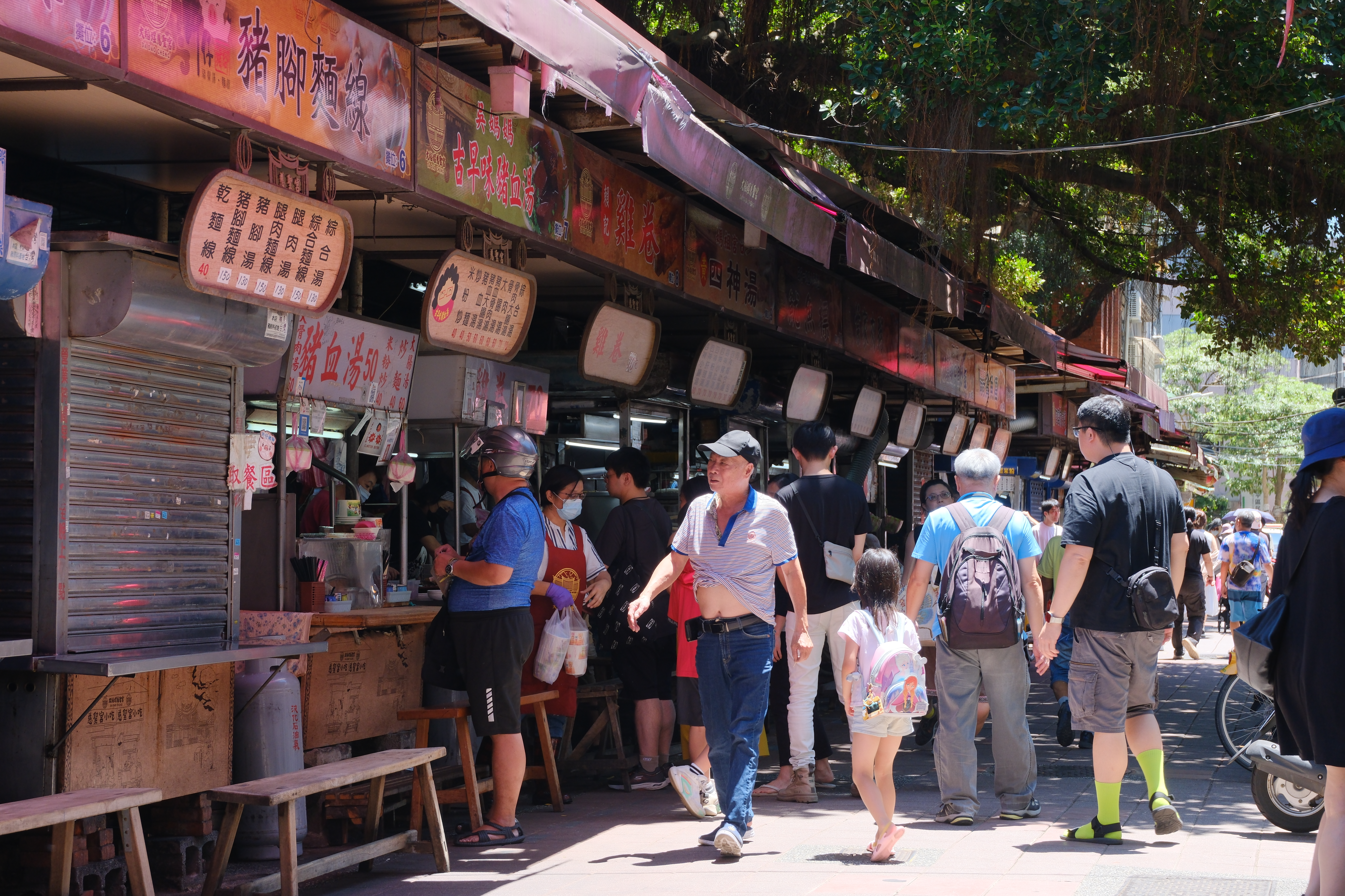 慈聖宮媽祖廟前有一整排攤位，是台北市最具特色的小吃聚集地。