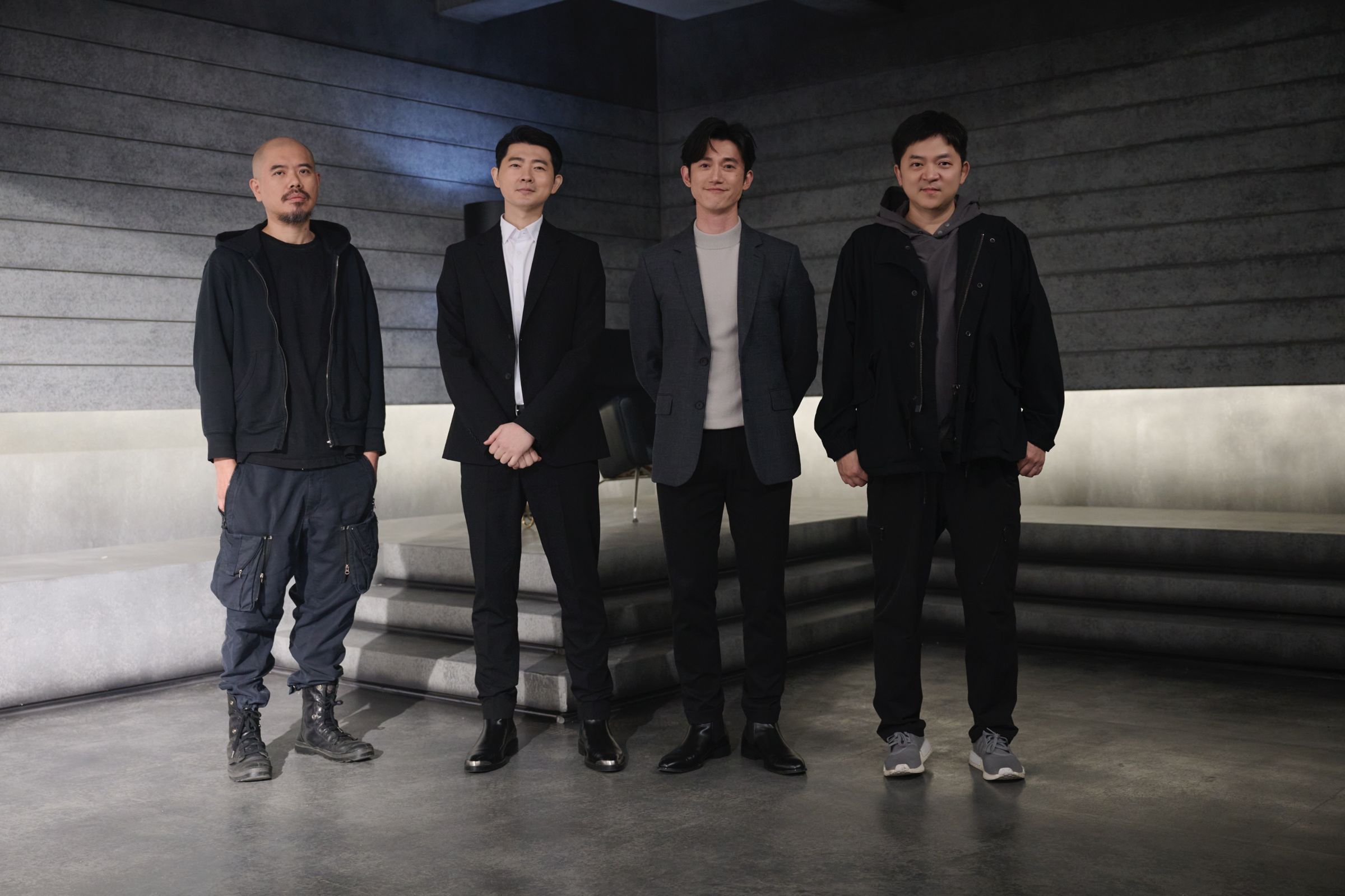 吳慷仁與導演陳奕仁（左）、安竹間（右）、營養師阿江（左二）一起合作拍廣告。（營養師輕食提供）