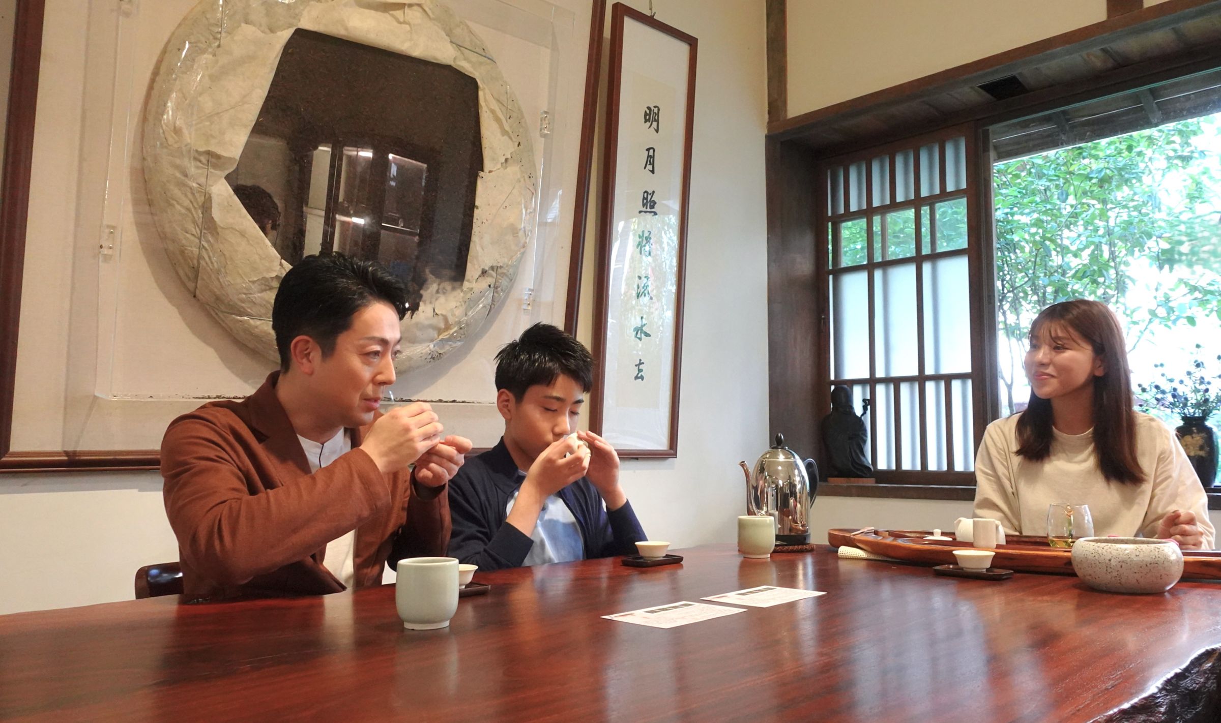 除了拜訪布袋戲藝術家,尾上父子也在旅程中大啖台灣美食及體驗茶文化。(TaiwanPlus提供)
