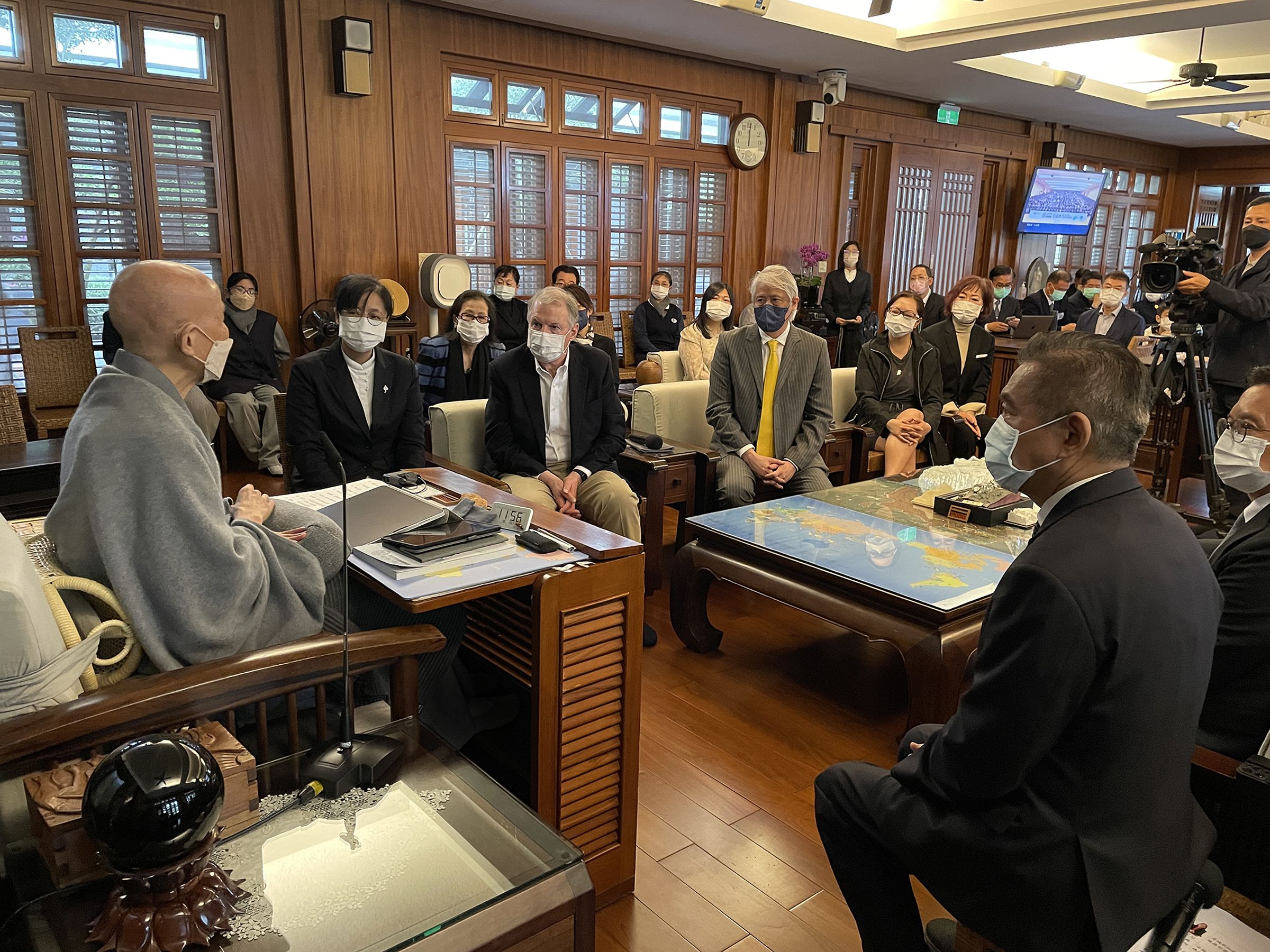 哈佛學者、新加坡及香港企業家等多人拜見慈濟創辦人證嚴法師。（慈濟基金會提供）