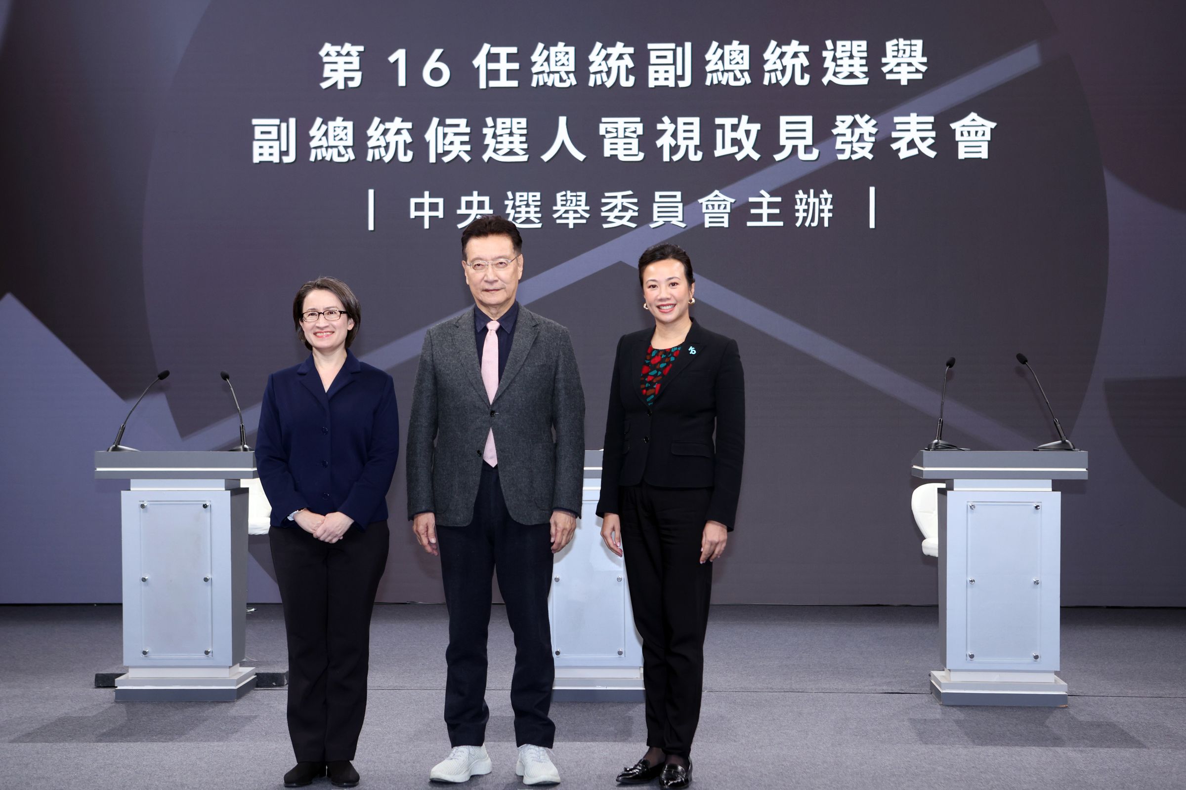 民眾黨吳欣盈、國民黨趙少康、民進黨蕭美琴依序發表政見。(中選會提供)