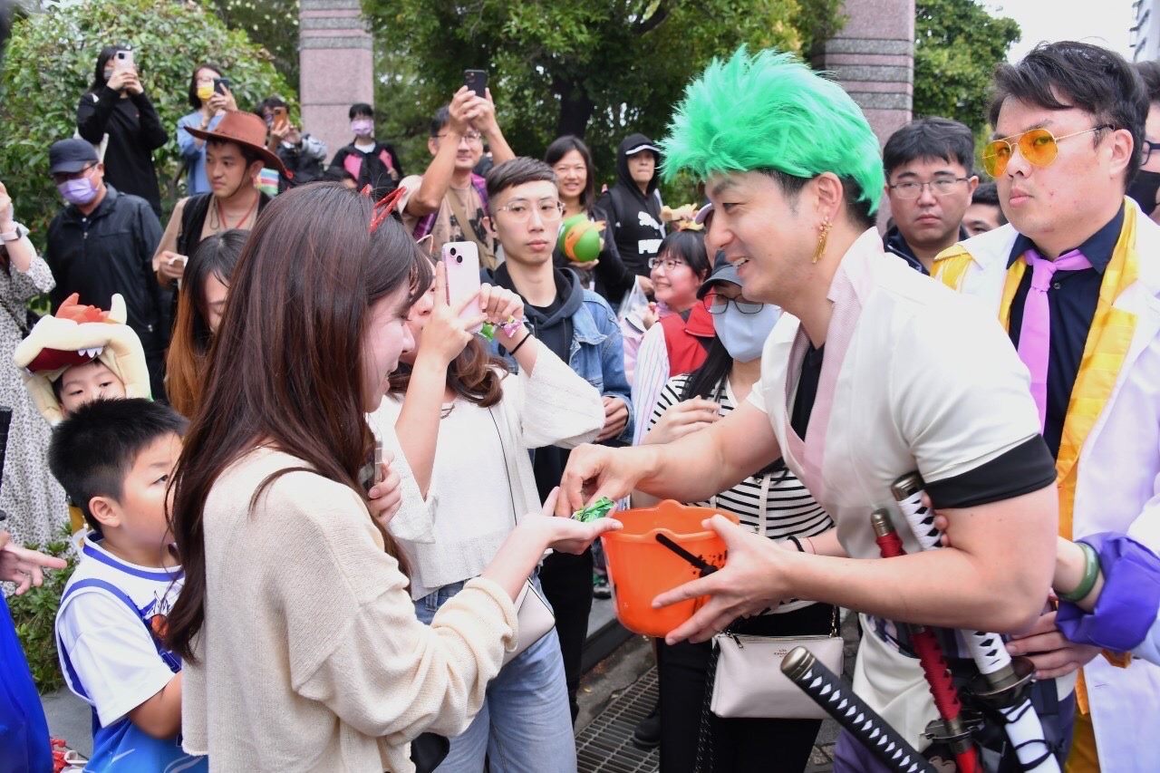 蔣萬安今天扮演索隆。（台北市政府提供）