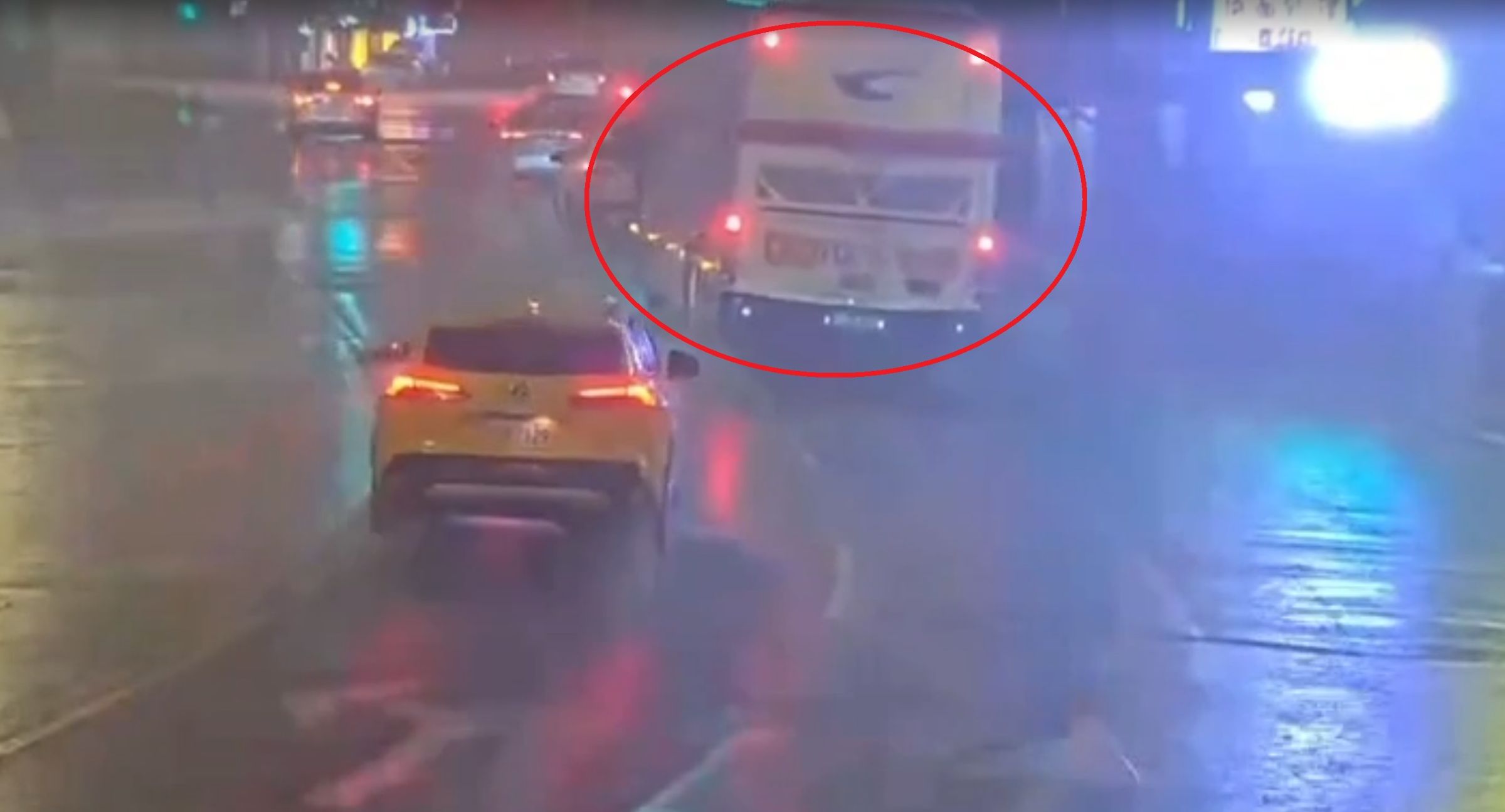 廖姓男子昨晚駕駛公車行經八德路四段與計程車擦撞,下車突失去意識,經送醫裝上葉克膜才救回一命。(翻攝畫面)