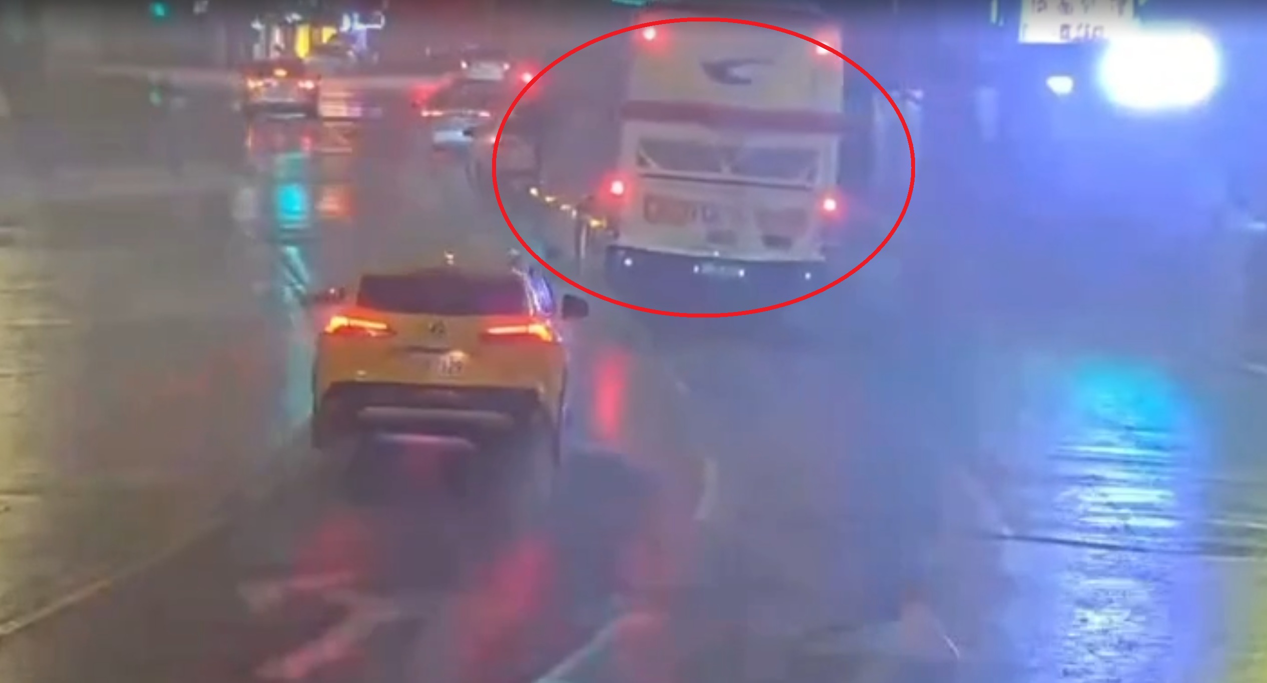 廖姓男子昨晚駕駛公車行經八德路四段與計程車擦撞，下車突失去意識，經送醫裝上葉克膜才救回一命。（翻攝畫面）