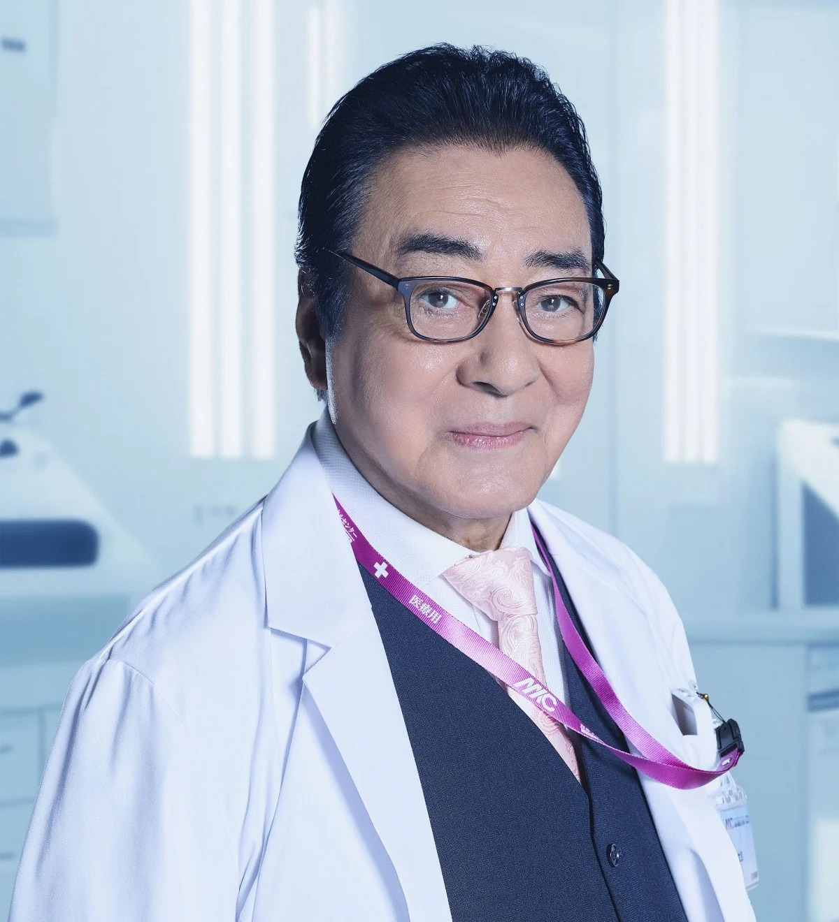 高橋英樹自曝連閱讀劇本都得先抄寫在紙上,傳統習慣讓現場演員驚呼。(翻攝官網アナログナース)
