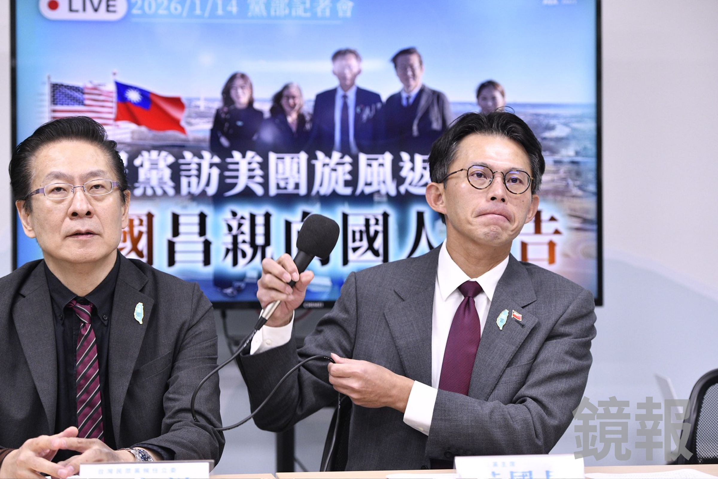 黃國昌今上午召開返台記者會,說明民眾黨團在軍購、關稅等議題上的態度。(鏡報李智為)