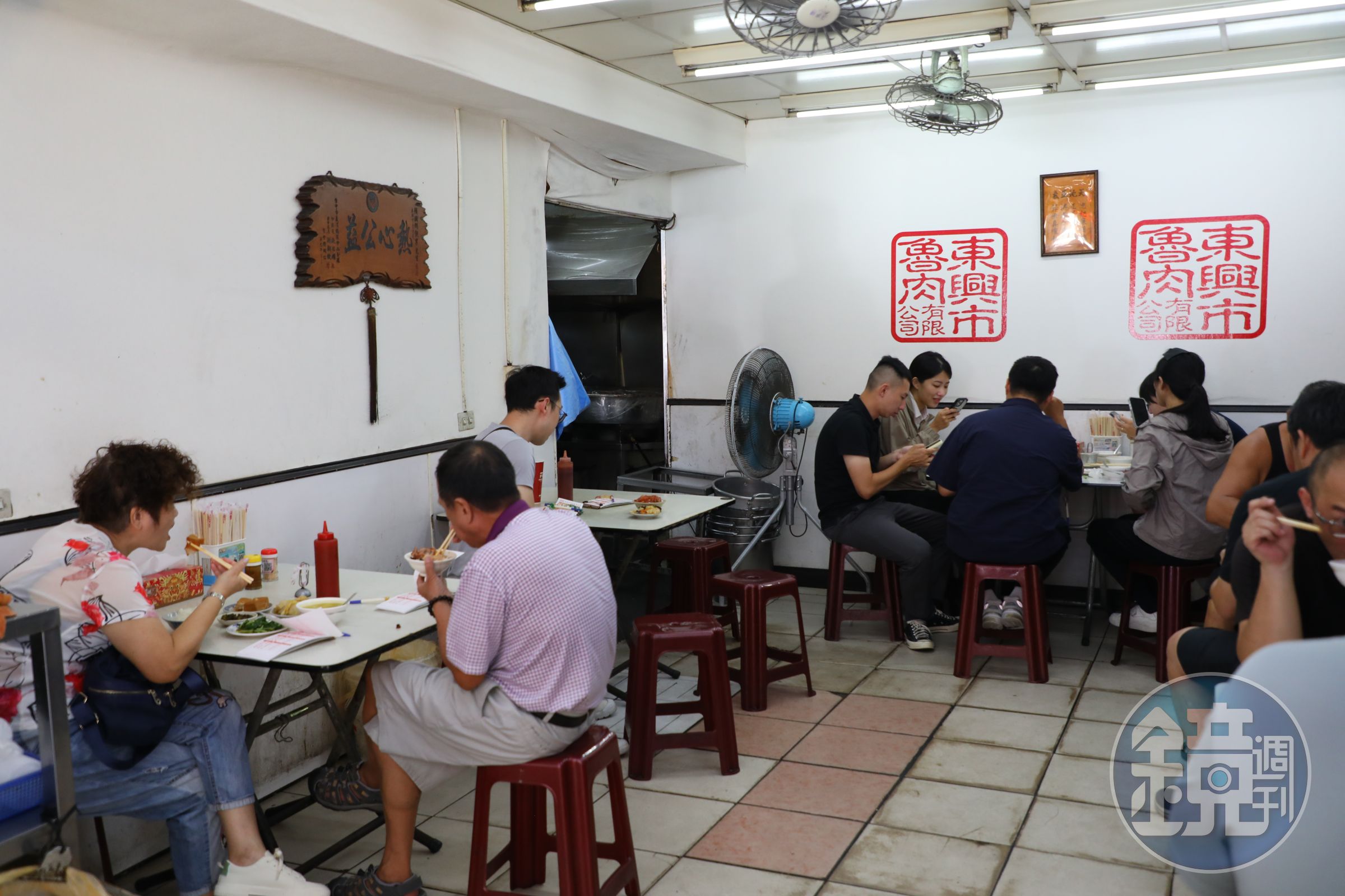 正午用餐時間,座無虛席,生意相當好。
