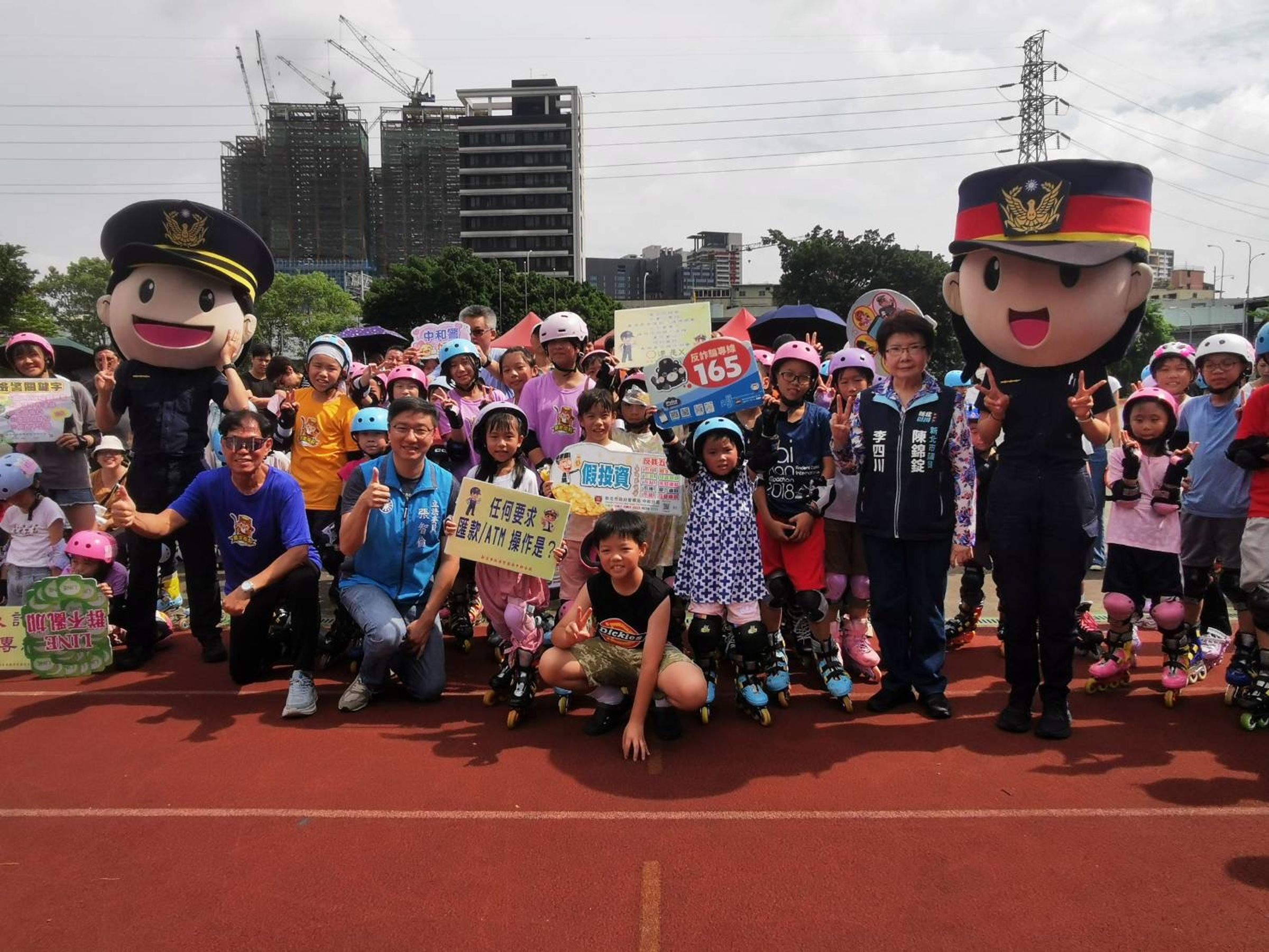 警方出動超人氣的「警察大頭娃娃」宣導防詐，在與參賽的大小朋友互動成吸睛焦點。