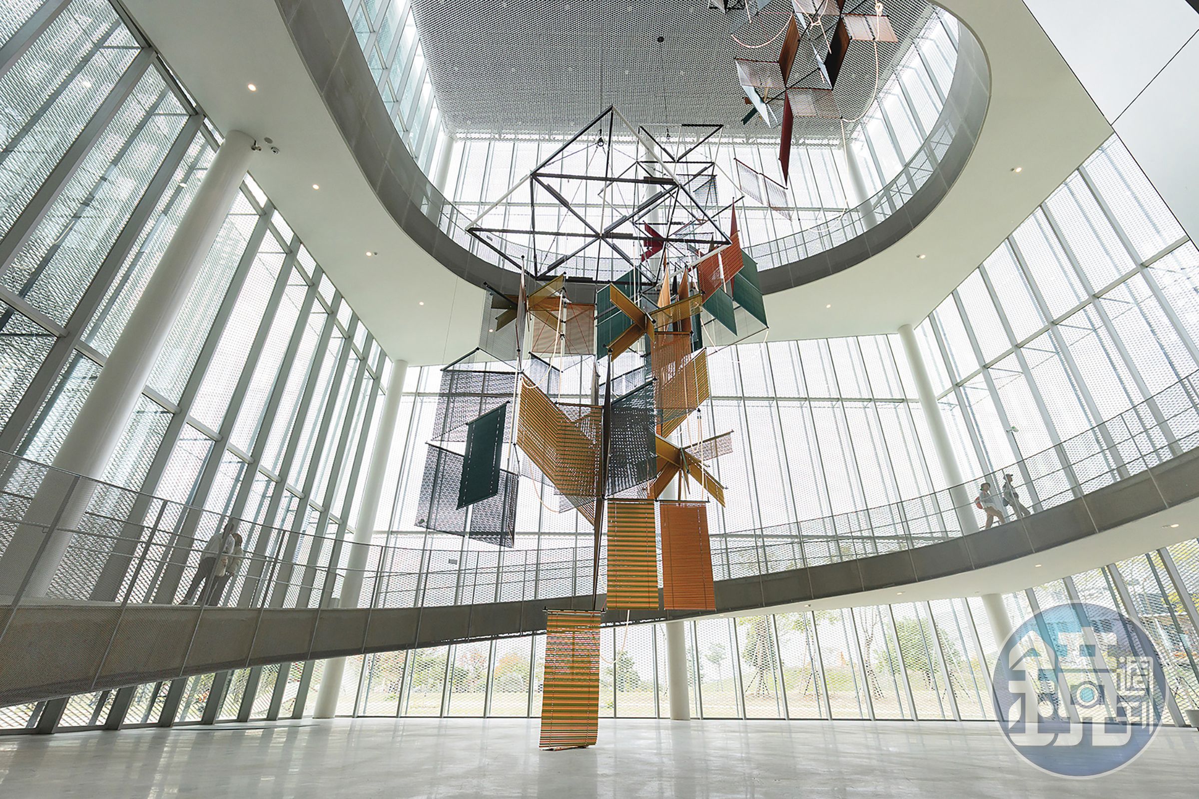 懸掛在美術館大廳的是韓國藝術家梁慧圭的大型裝置作品《流動奉獻—樹蔭三合》。