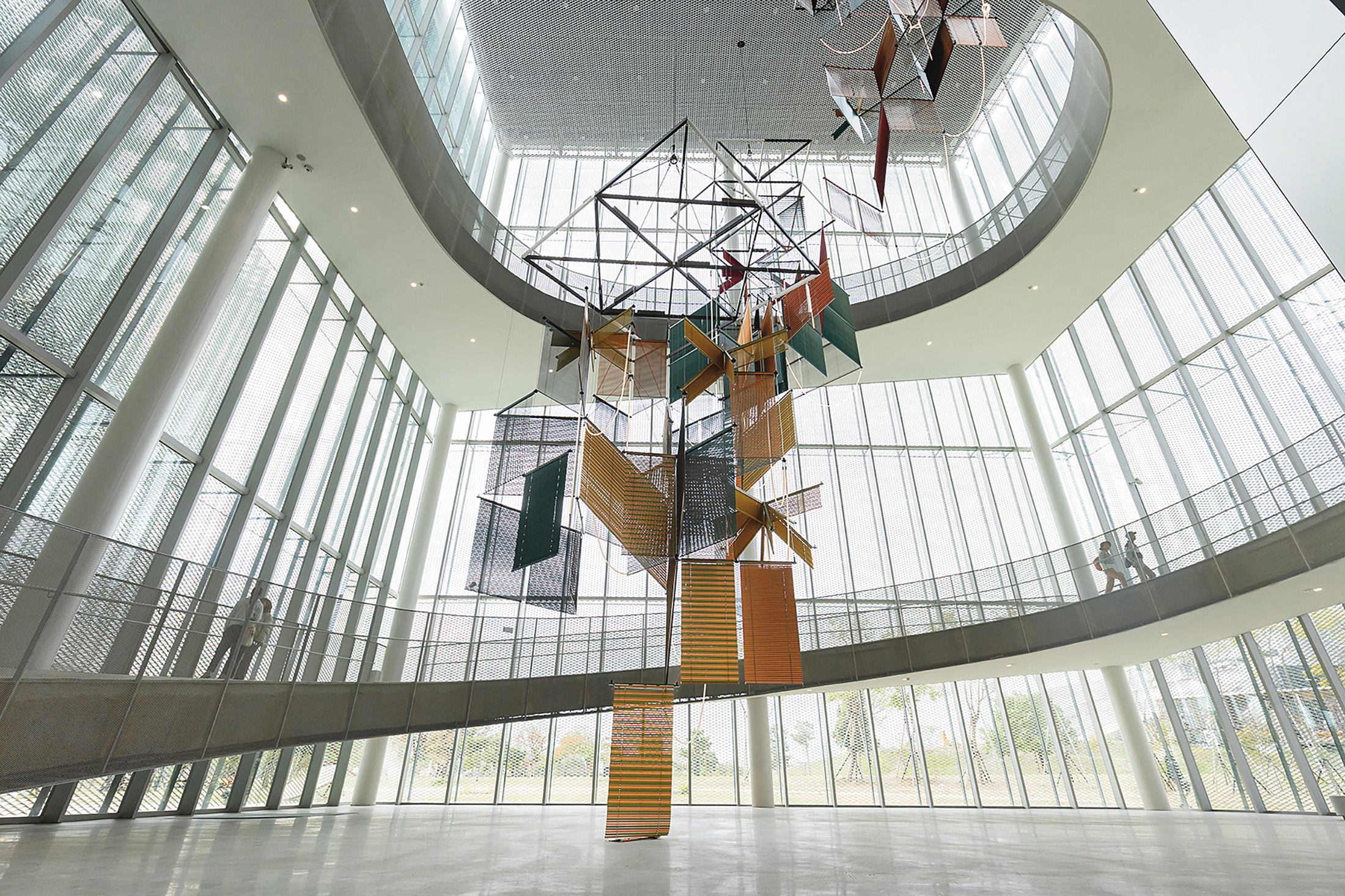 懸掛在美術館大廳的是韓國藝術家梁慧圭的大型裝置作品《流動奉獻—樹蔭三合》。