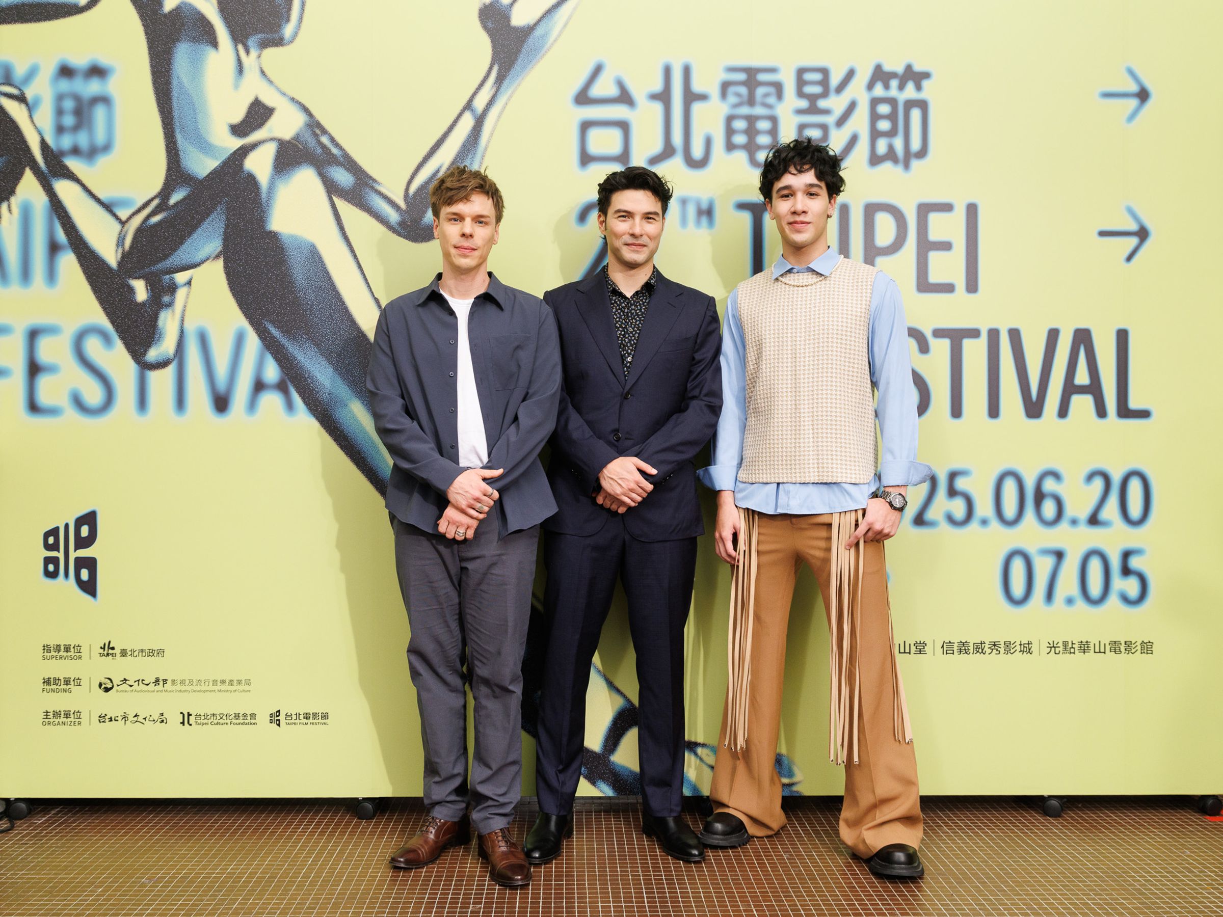 皮耶安東尼杜比(左起)、鳳小岳、納曜,在瑞士電影《陌路兄弟》飾演未曾謀面的親兄弟,隨著公路旅行漸漸熟悉彼此。(台北電影節提供)
