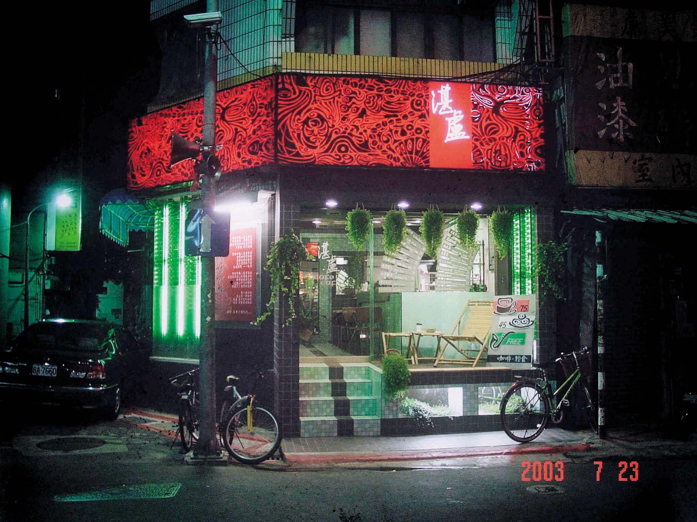 2003年在北市興安街起家的湛盧，原走平價路線，草創時期的氛圍不如現在精緻。（湛盧提供）