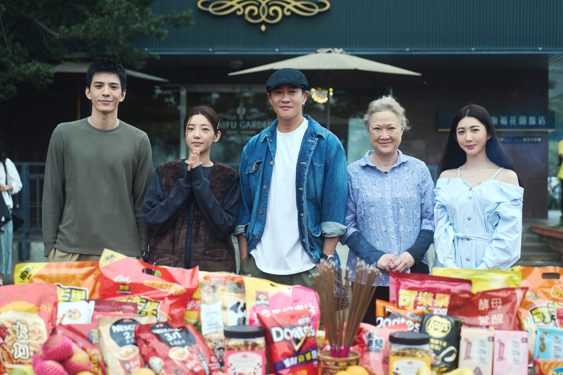 （左起）林柏叡、郭雪芙、導演何潤東、洪慧芳、王晴出席開鏡儀式。（大立大川提供）