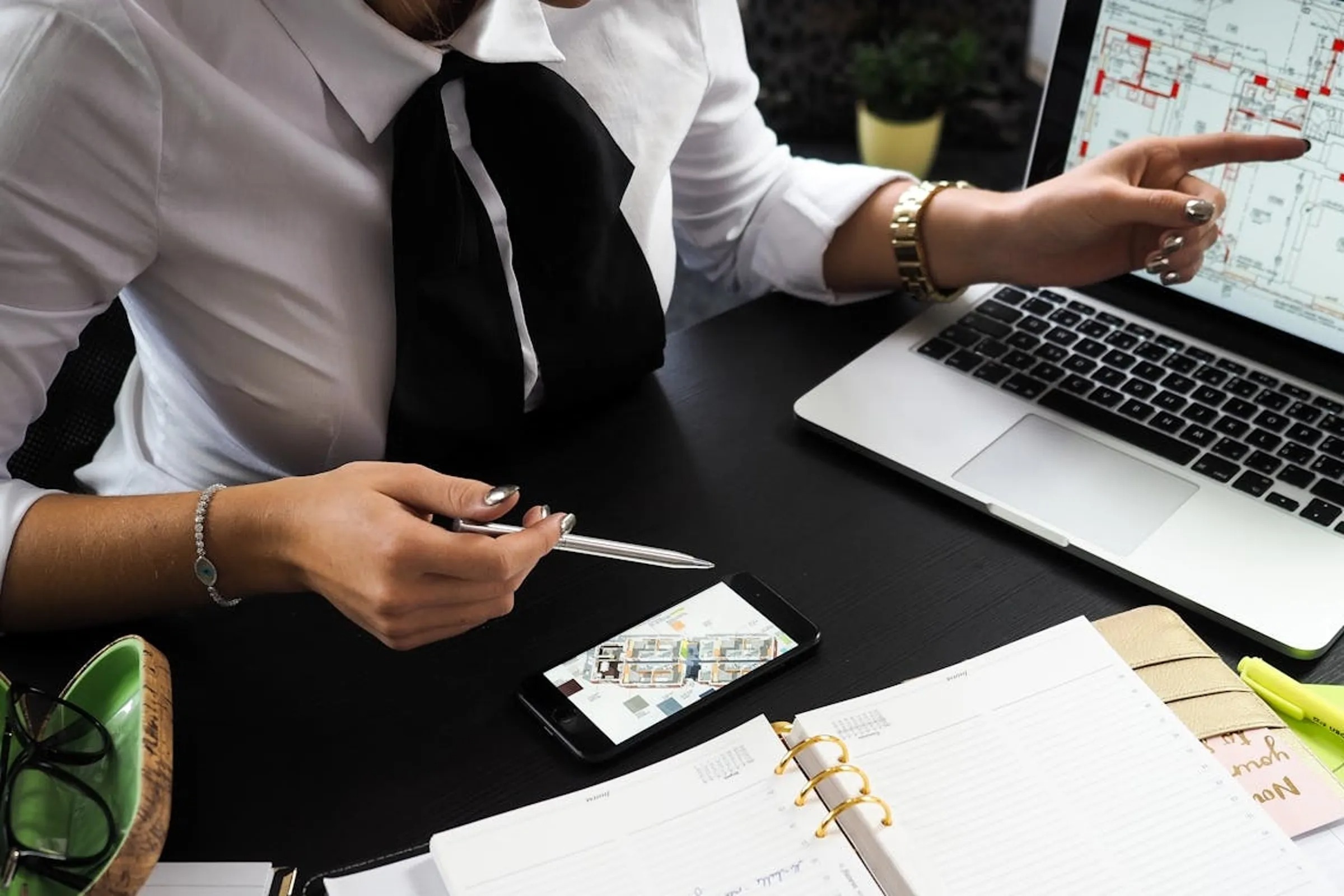 女網突然被男同事提醒「要穿內衣」，令她相當納悶。（示意圖，Pexels）