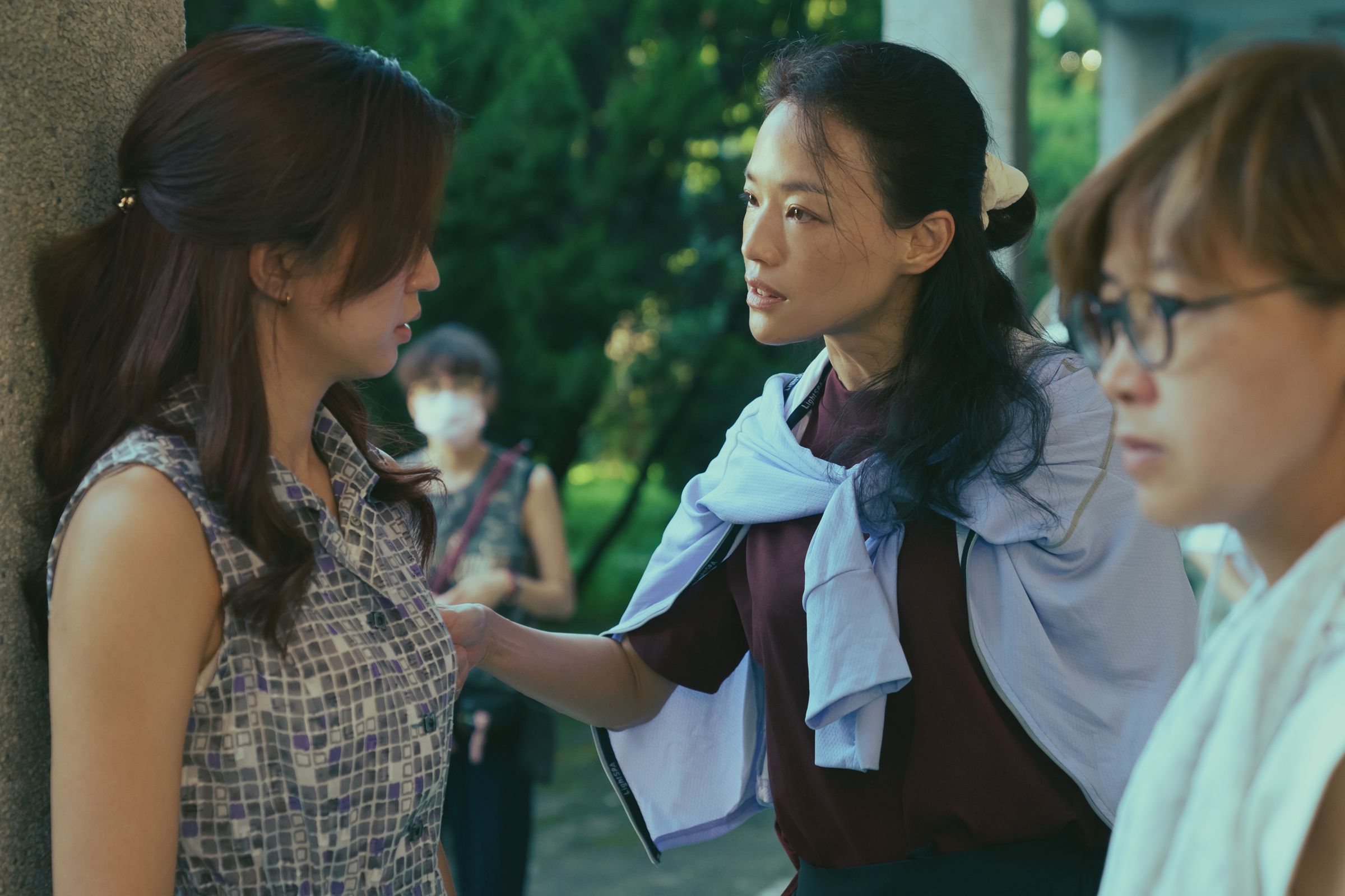 《女孩》拍攝現場,女主角9m88(左起)、導演舒淇、以及意外走入鏡頭的余靜萍。(甲上娛樂提供)