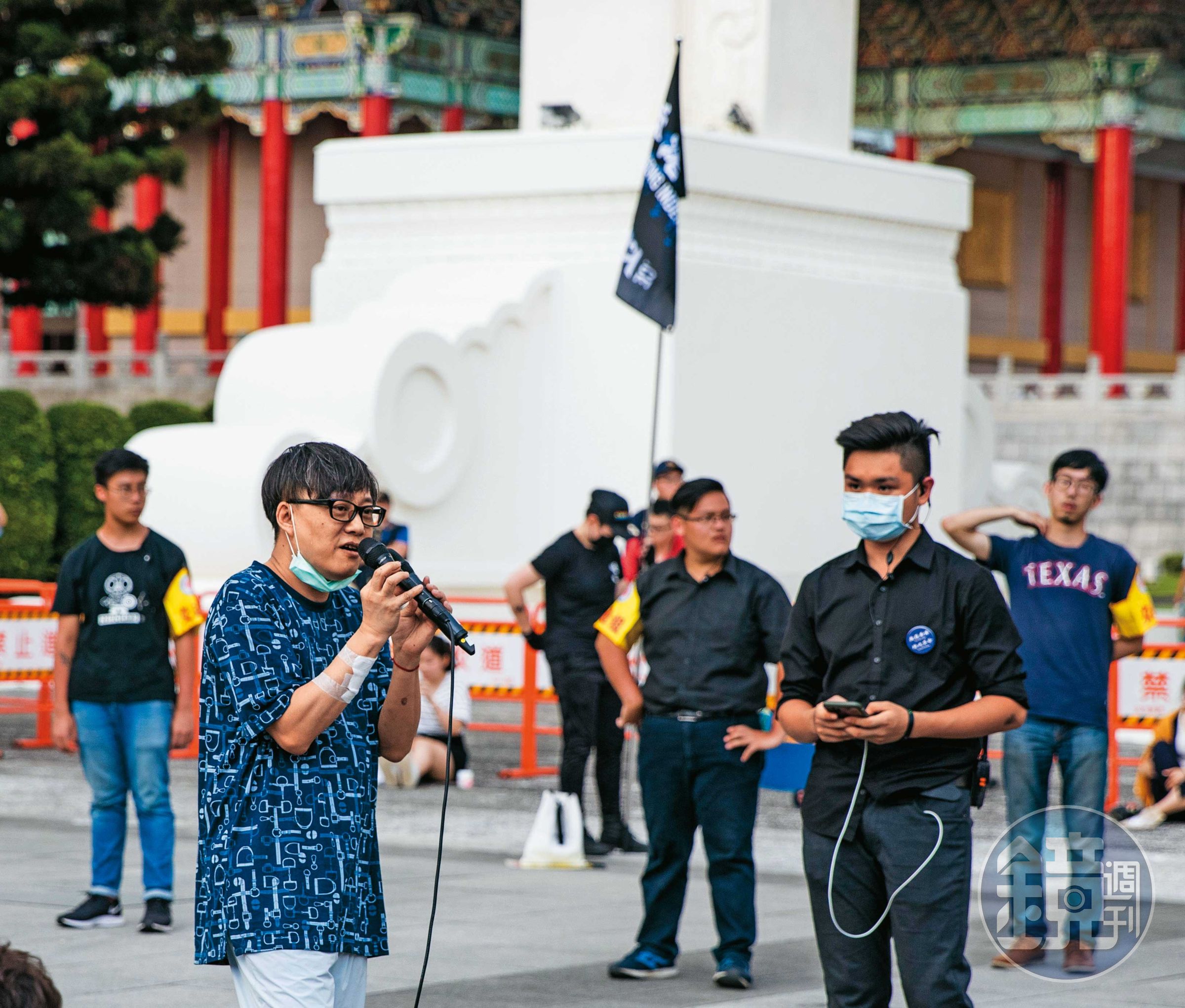 2020年6月，林夕（左）在台北自由廣場出席反送中1週年活動。