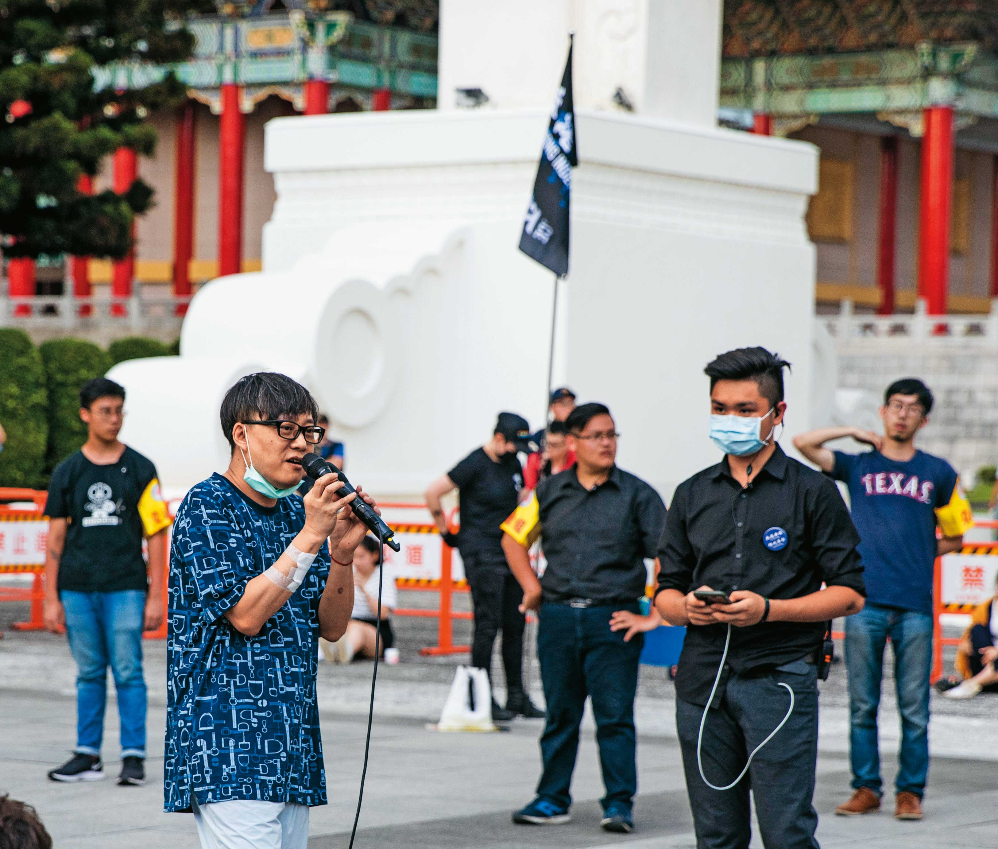 2020年6月，林夕（左）在台北自由廣場出席反送中1週年活動。