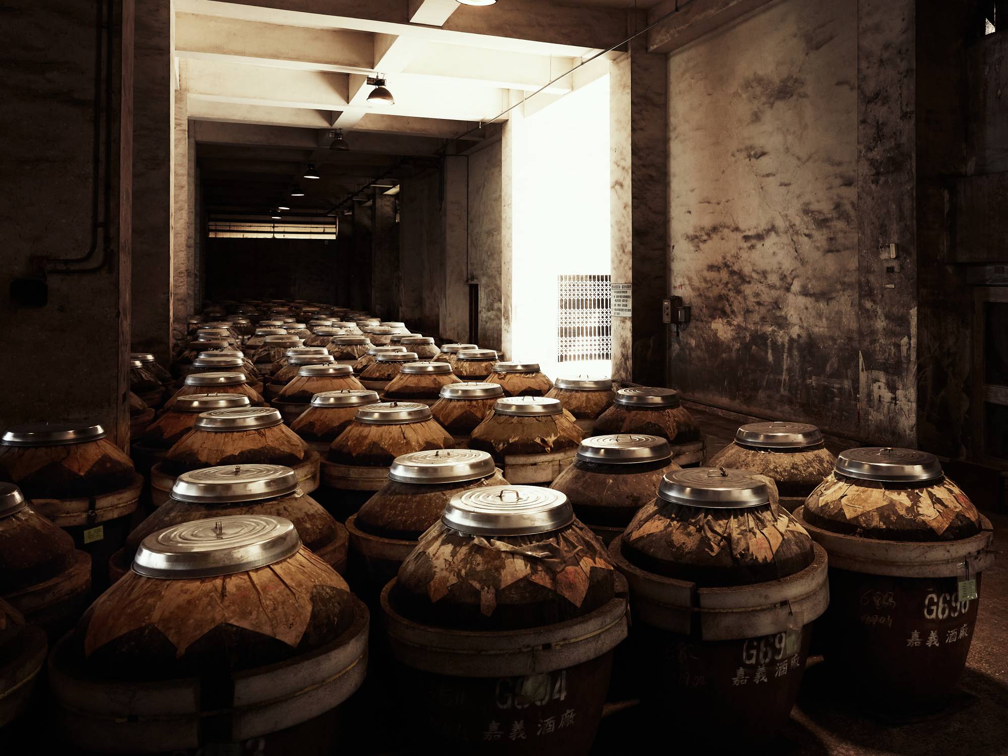 嘉義酒廠儲酒大樓裡存放的大甕，每個大甕容量大約為460公升，其中有部分大甕的年份已超過20年了。