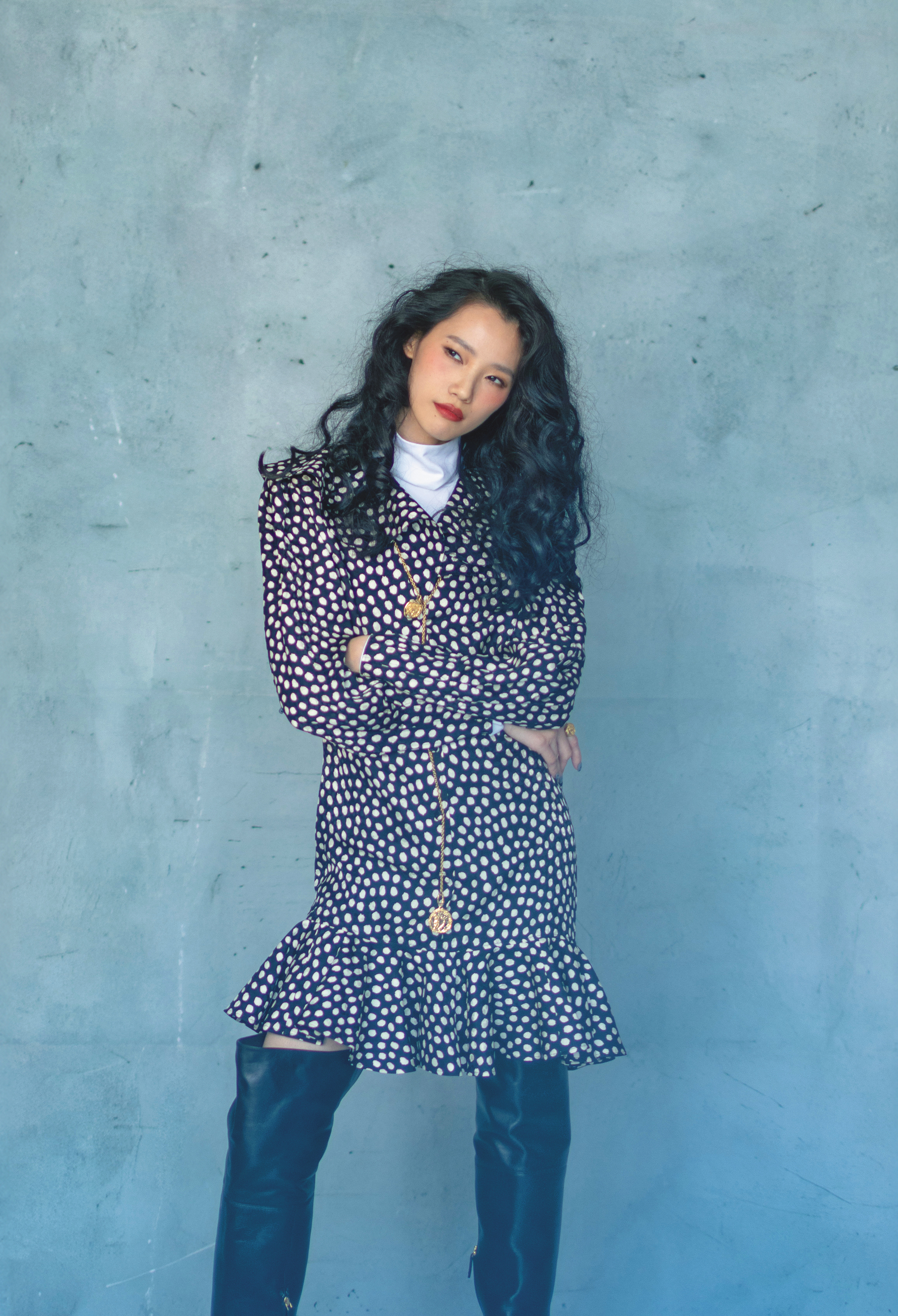 黑白波點絲質提花長袖連身裙  價格店洽by Chloé／高領上衣NT$29,000 by CELINE／Lola黑色皮革過膝靴 價格店洽 by Chloé／Medals復古金吊飾長鍊  價格店洽by Chloé／金色戒指 價格店洽 by Chloé