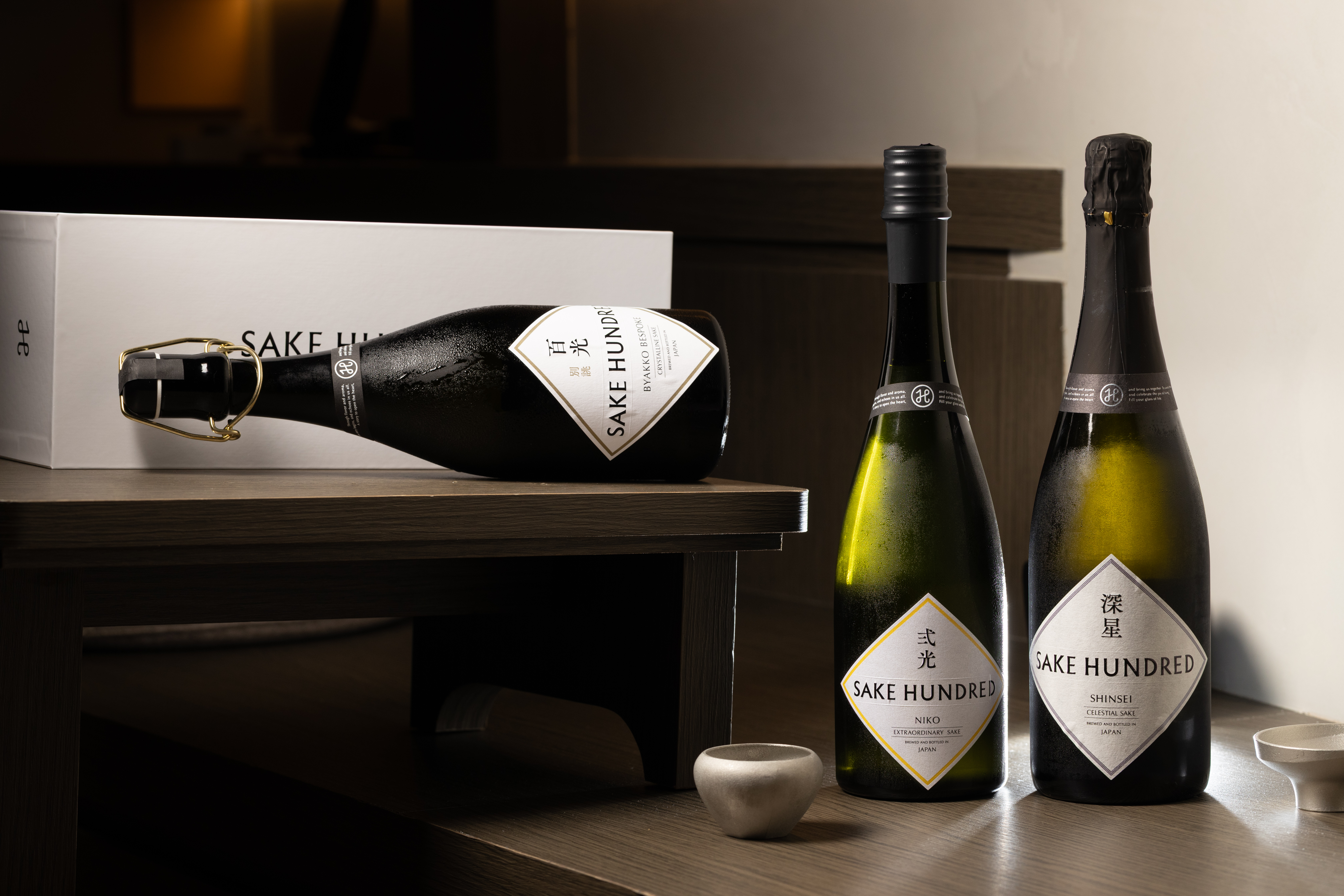 由行銷公司主導製造的「百光別誂」（左，680元／單杯）、「百光弍光」（中，350元／單杯），「百光深星」（右，15,500元／瓶）因是氣泡酒所以只有單瓶販售。