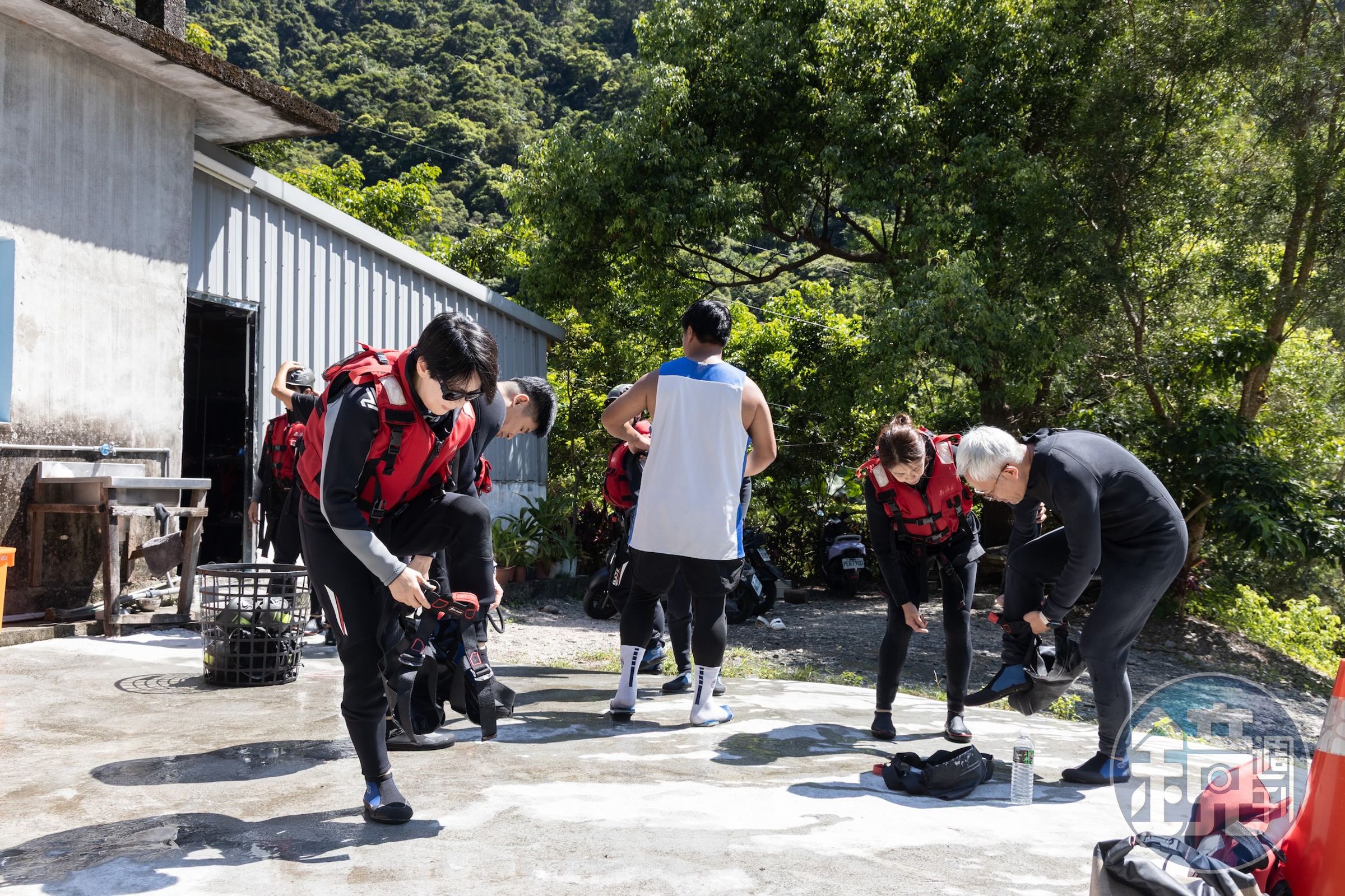 溯溪前,會先換上南澳蔚藍提供的防寒衣、頭盔、救生衣與溯溪鞋。