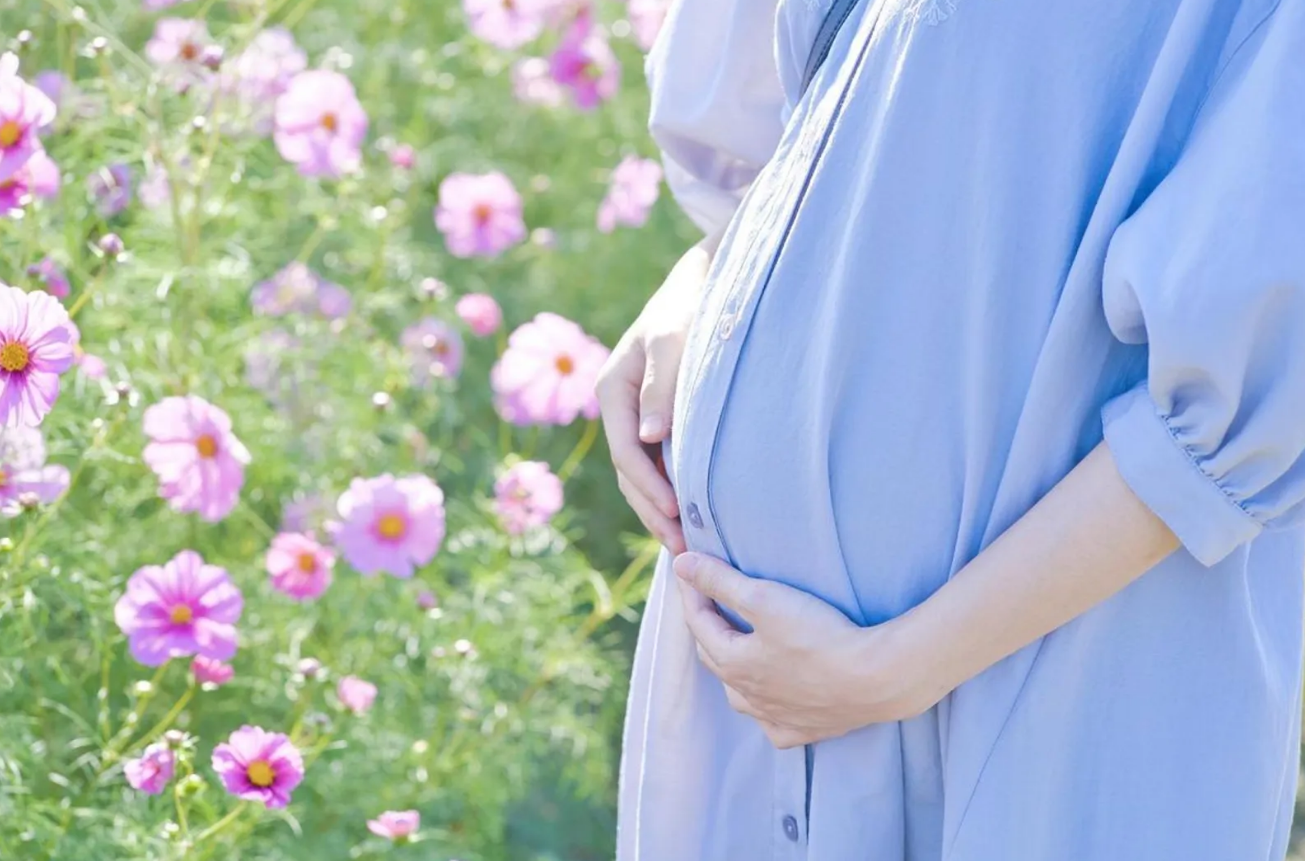 網友懷孕不舒服想請假,沒想到主管拒絕給假,導致她勉強上班,最後流產。(示意圖,photoAC)