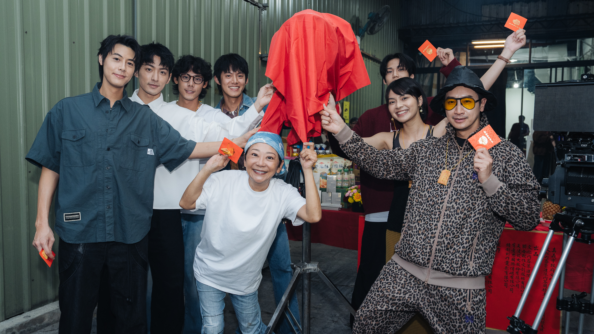 演員Teddy (左起)、鍾岳軒、余杰恩、各務孝太、曹蘭、邱凱偉、柏妍樺、陳彥旭到場參加《向流星許願的我們》開鏡。