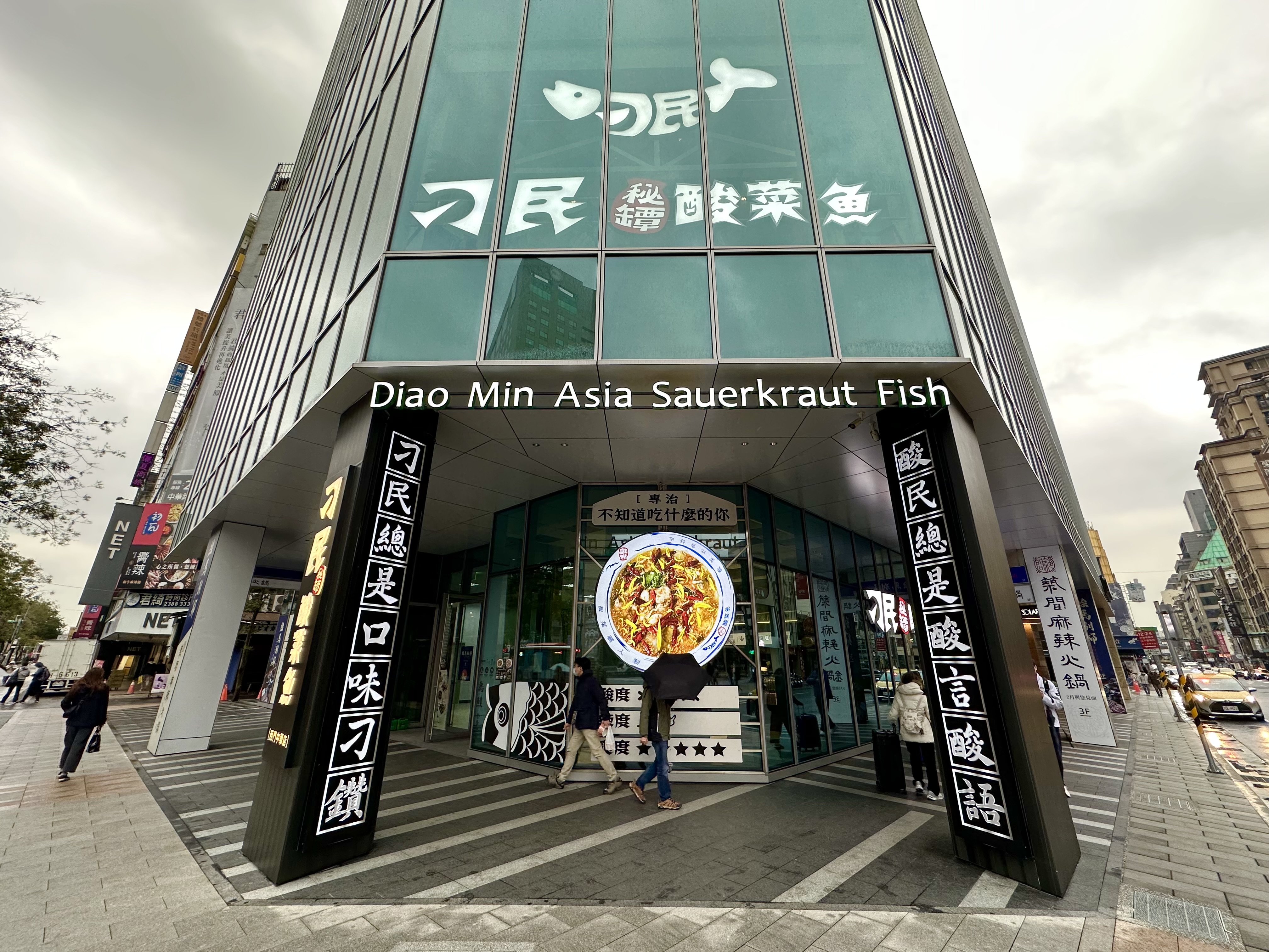 西門店才開幕近2個月，就能創下單月約新台幣2,000萬元的營業額，可見人氣還是很旺。