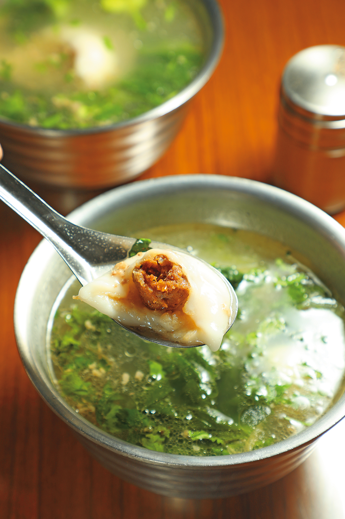 這碗「鮮肉湯圓」是用純在來米磨漿手工現包,肉餡是上等黑豬肉加上胡椒提味,湯圓皮特別軟,肉鮮味美。(70元/份)